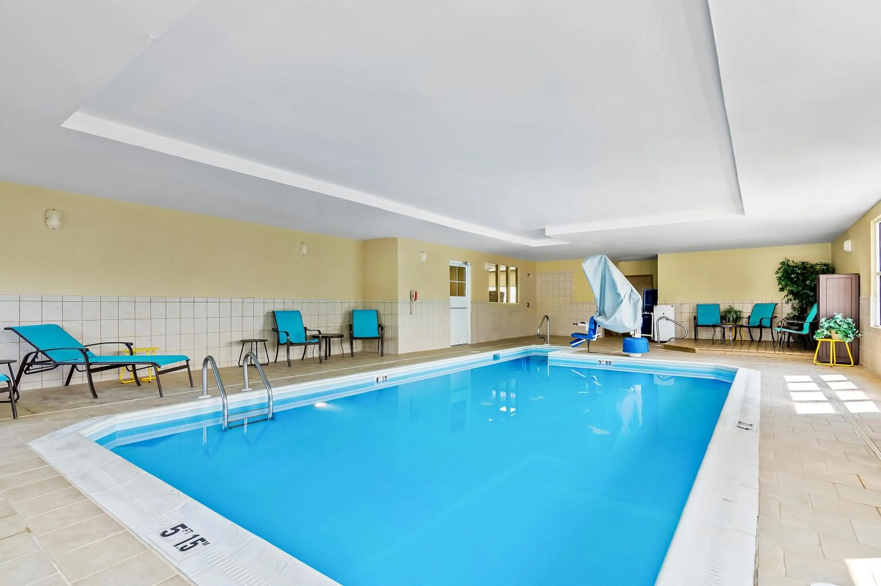 Swimming pool in Country Inn & Suites by Radisson, Princeton, WV