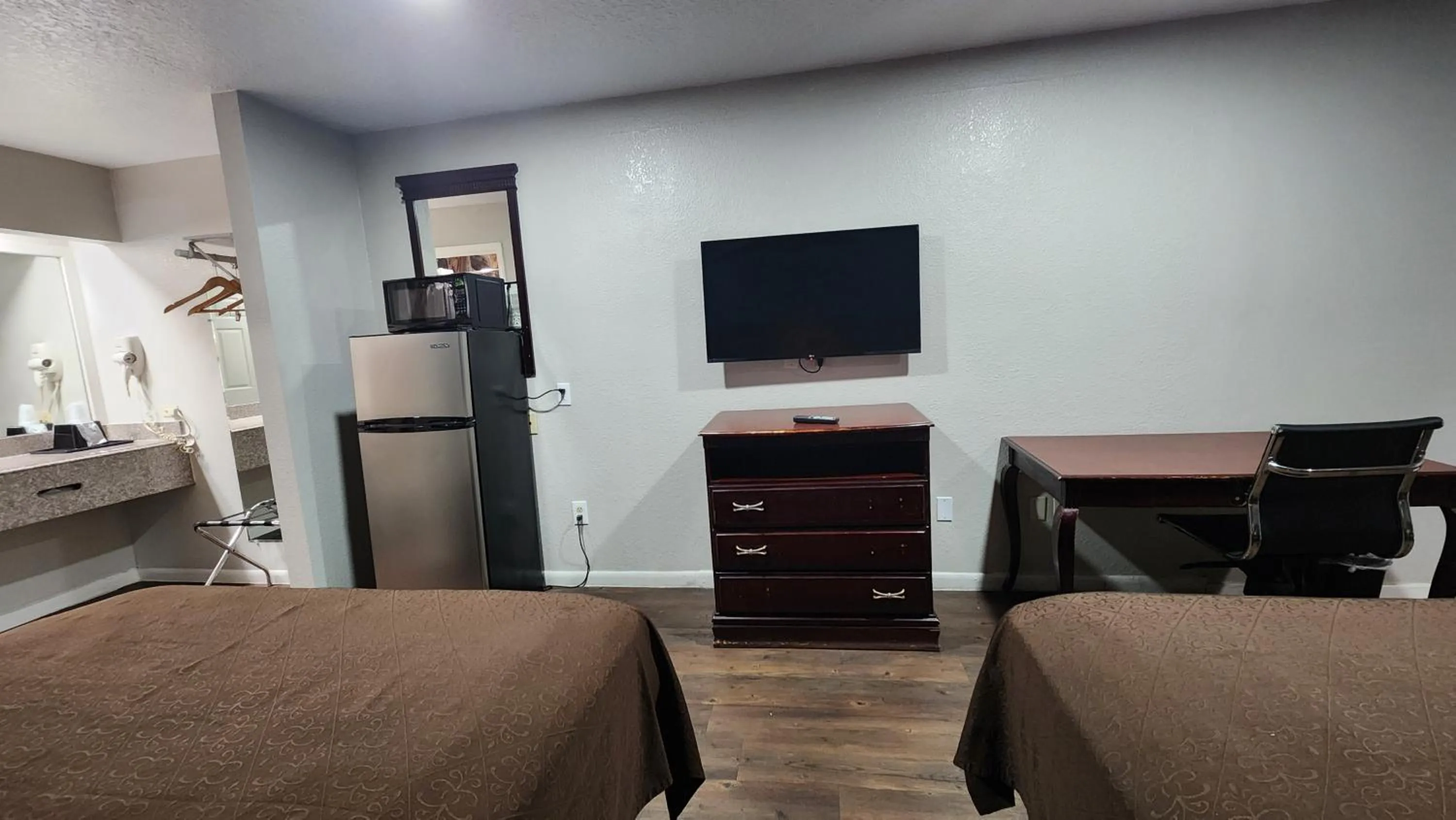 Bed in Express Inn Hobby Airport