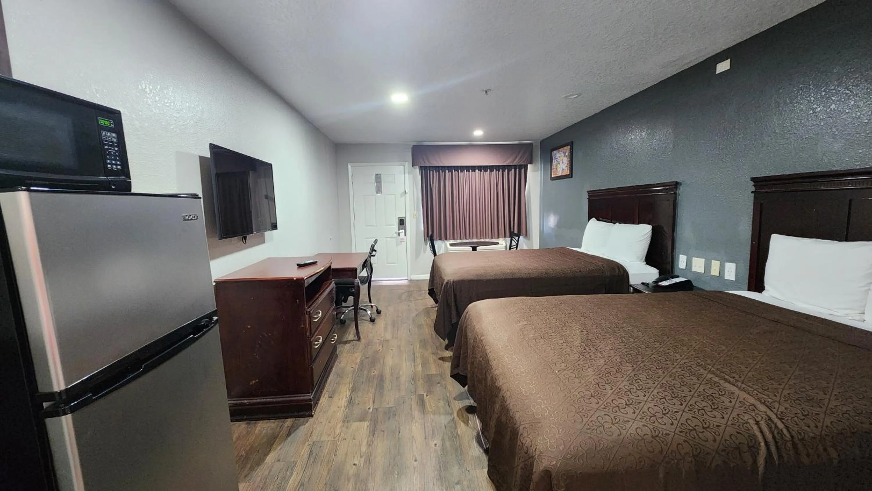 Photo of the whole room, Bed in Express Inn Hobby Airport