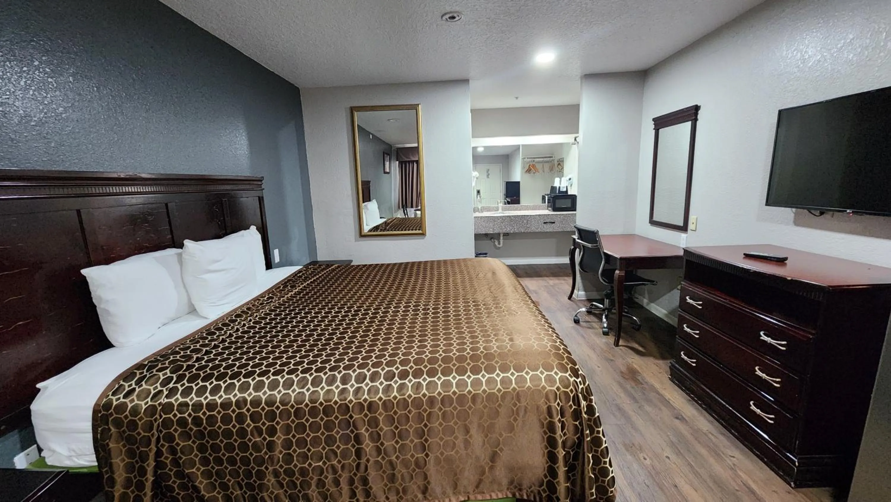 Bed in Express Inn Hobby Airport