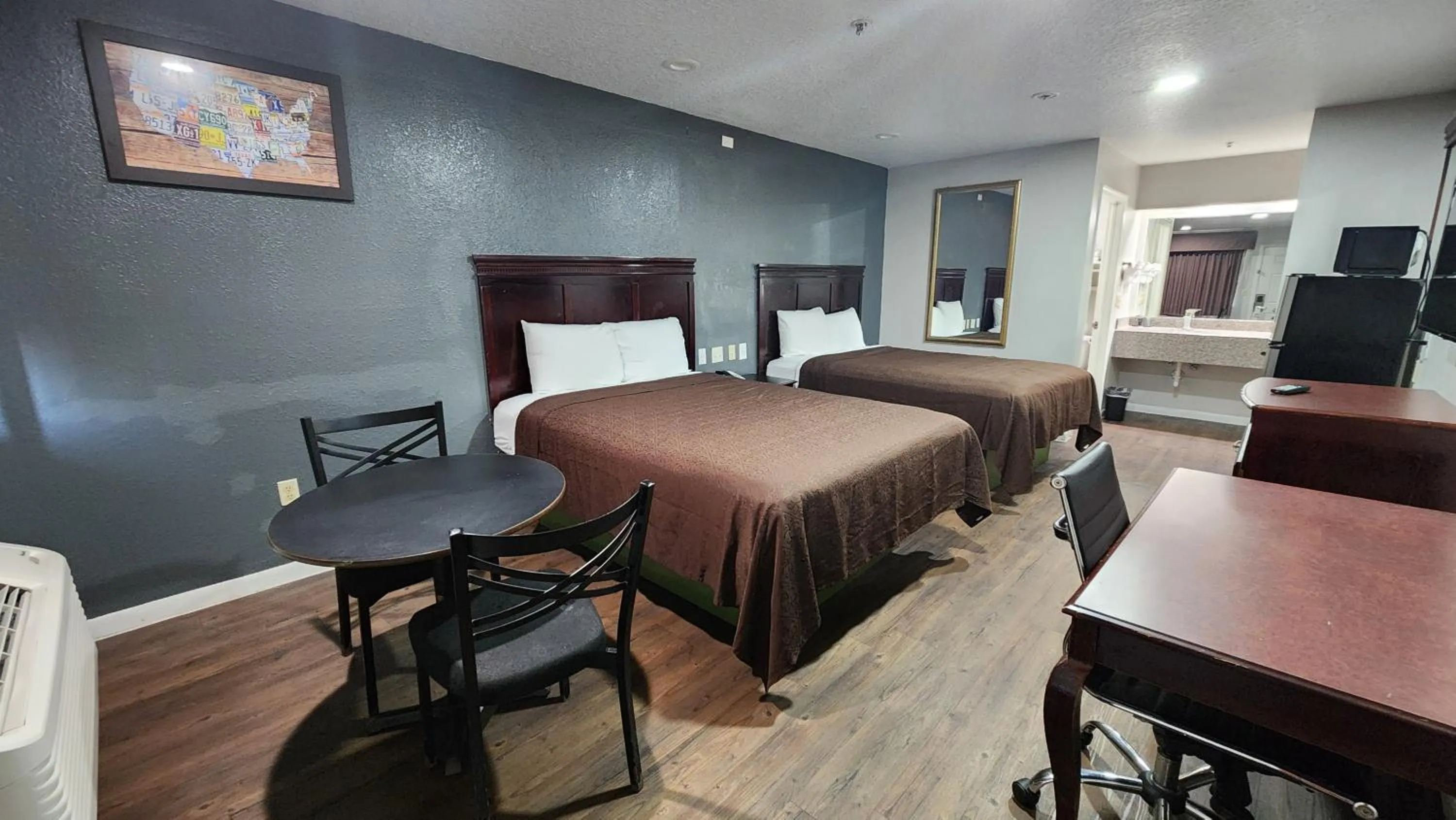 Photo of the whole room, Bed in Express Inn Hobby Airport
