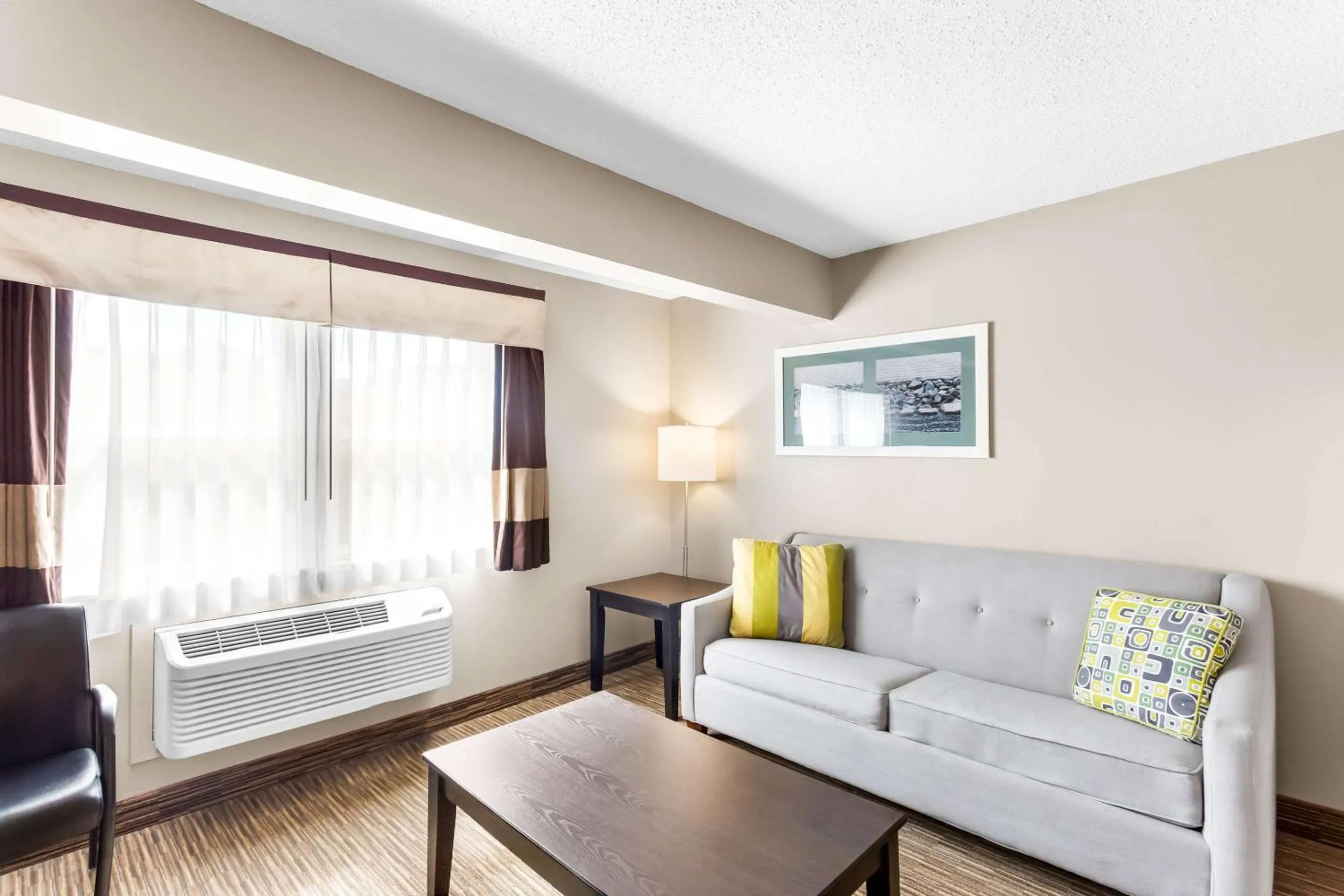 Bedroom, Bed in Quality Inn & Suites Gorham Riverside