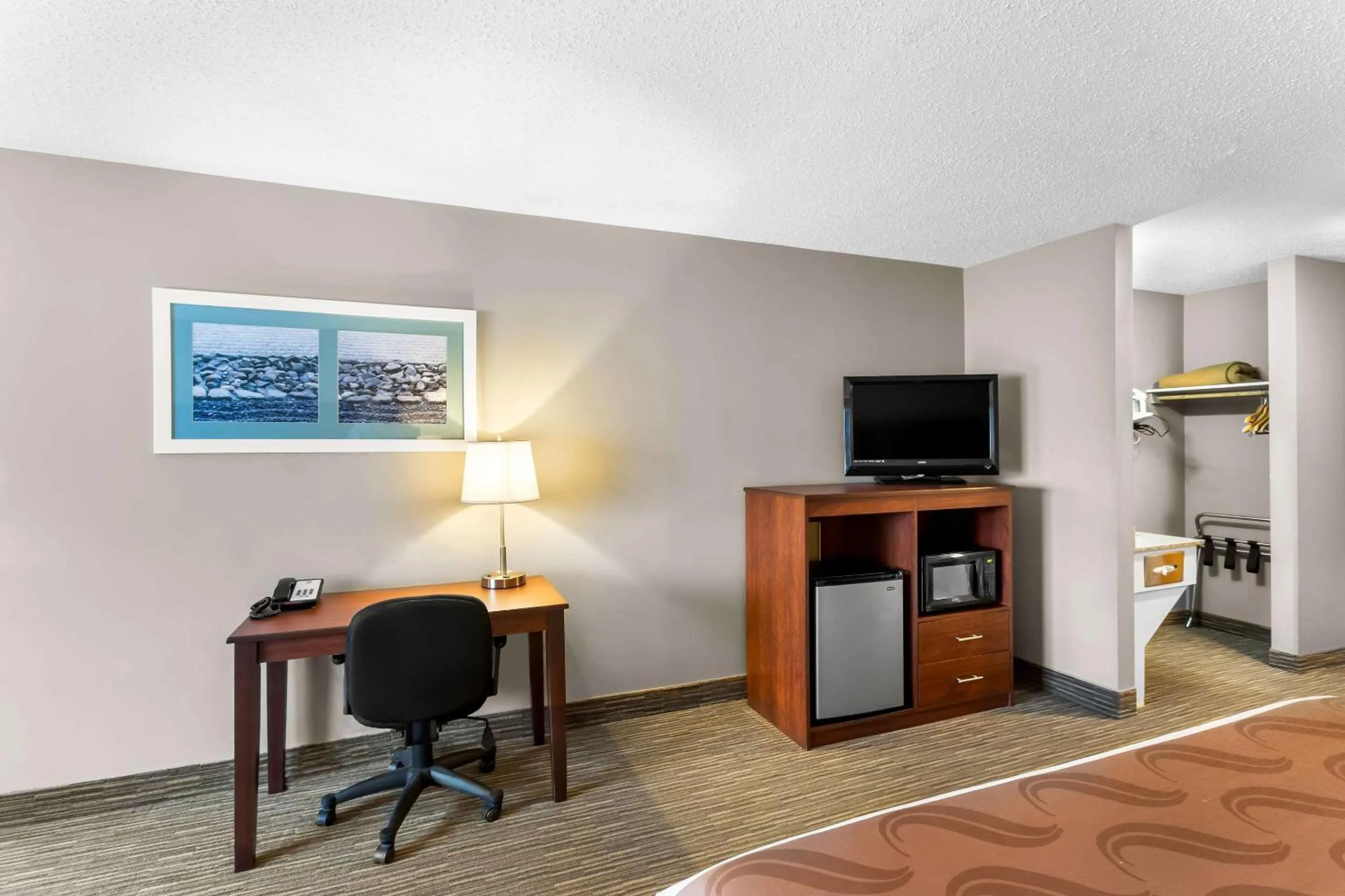 Bedroom in Quality Inn & Suites Gorham Riverside