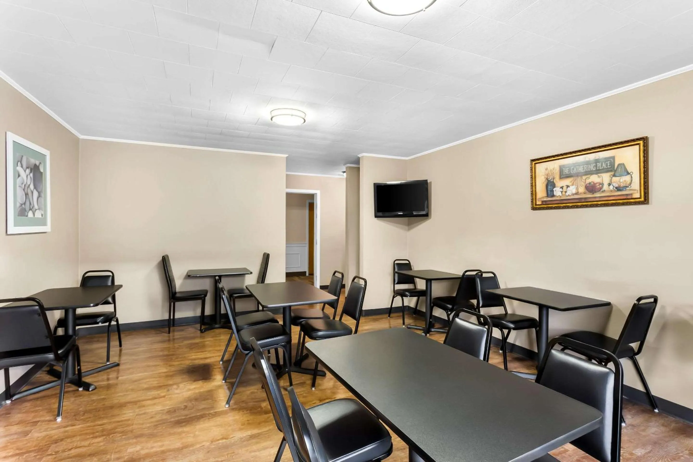 Breakfast in Quality Inn & Suites Gorham Riverside