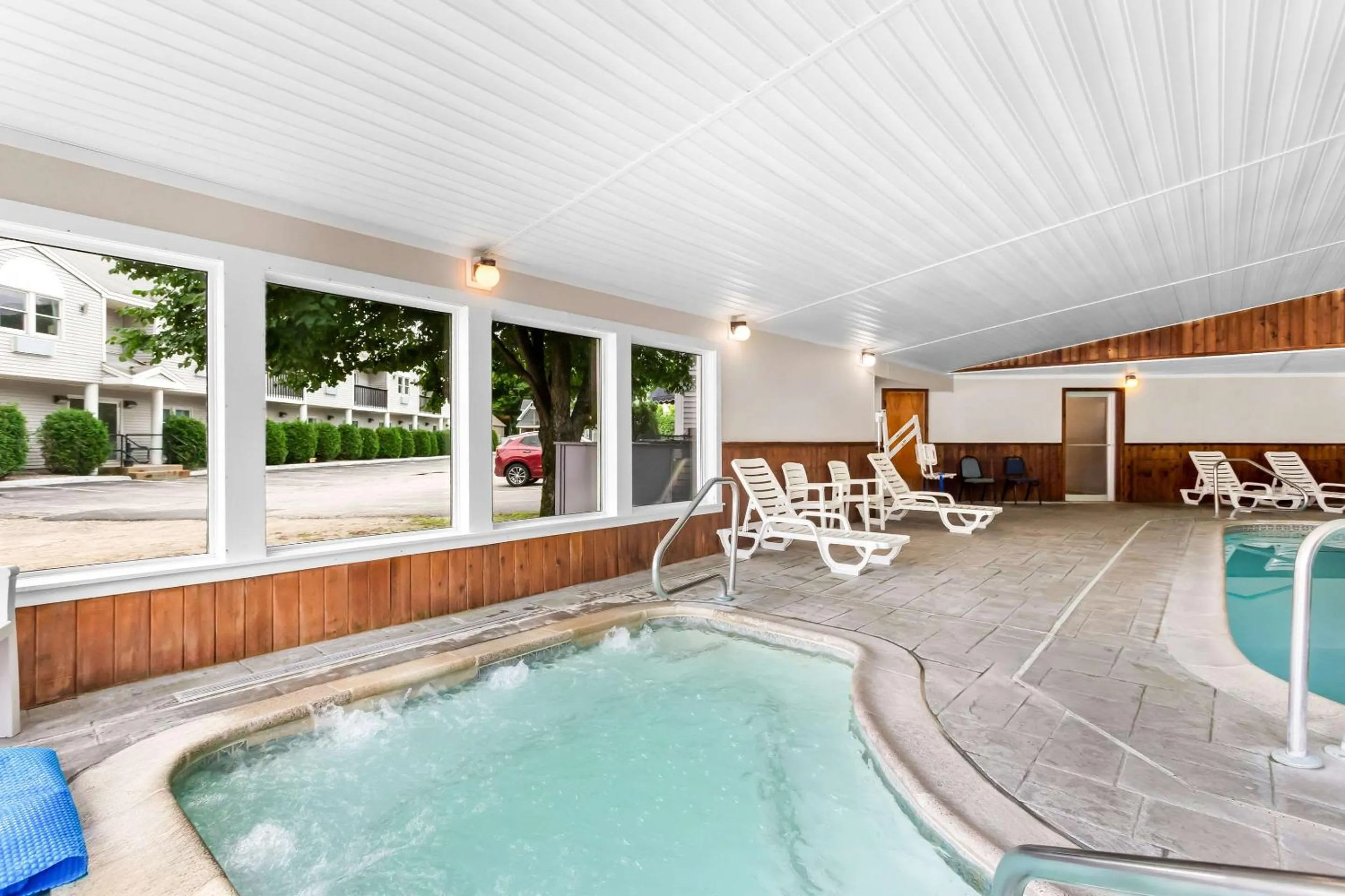 Swimming pool in Quality Inn & Suites Gorham Riverside