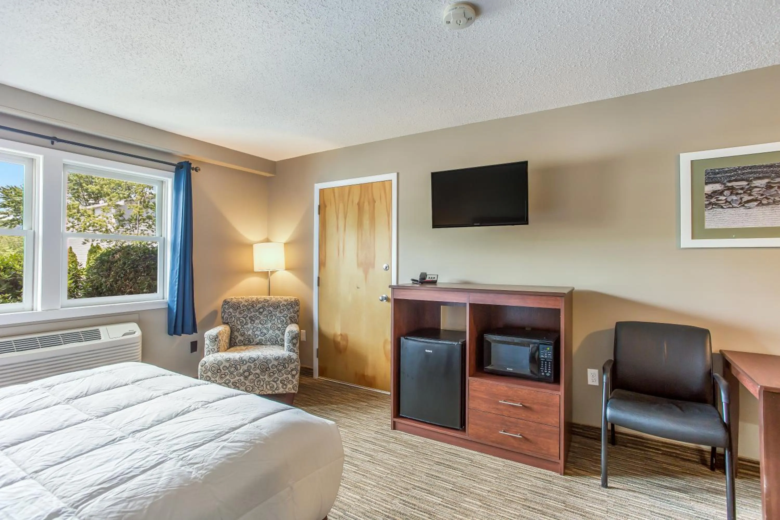 TV and multimedia, Bed in Quality Inn & Suites Gorham Riverside