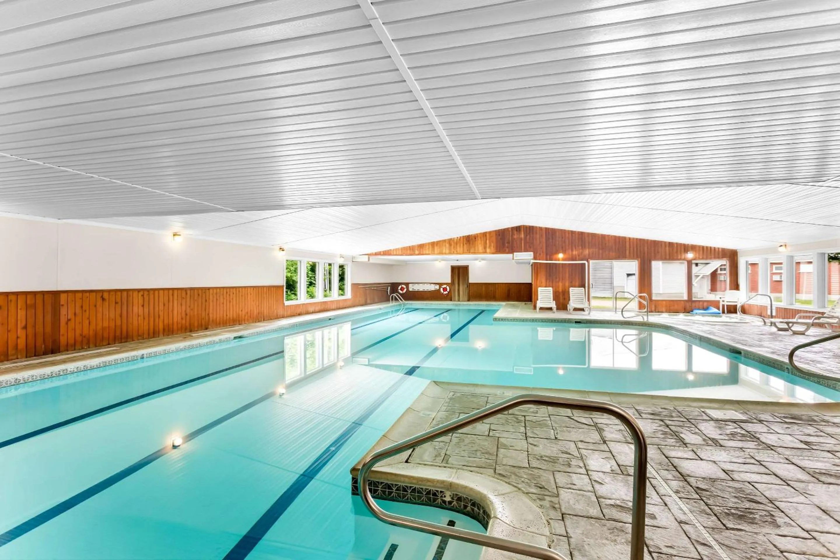 Swimming pool in Quality Inn & Suites Gorham Riverside
