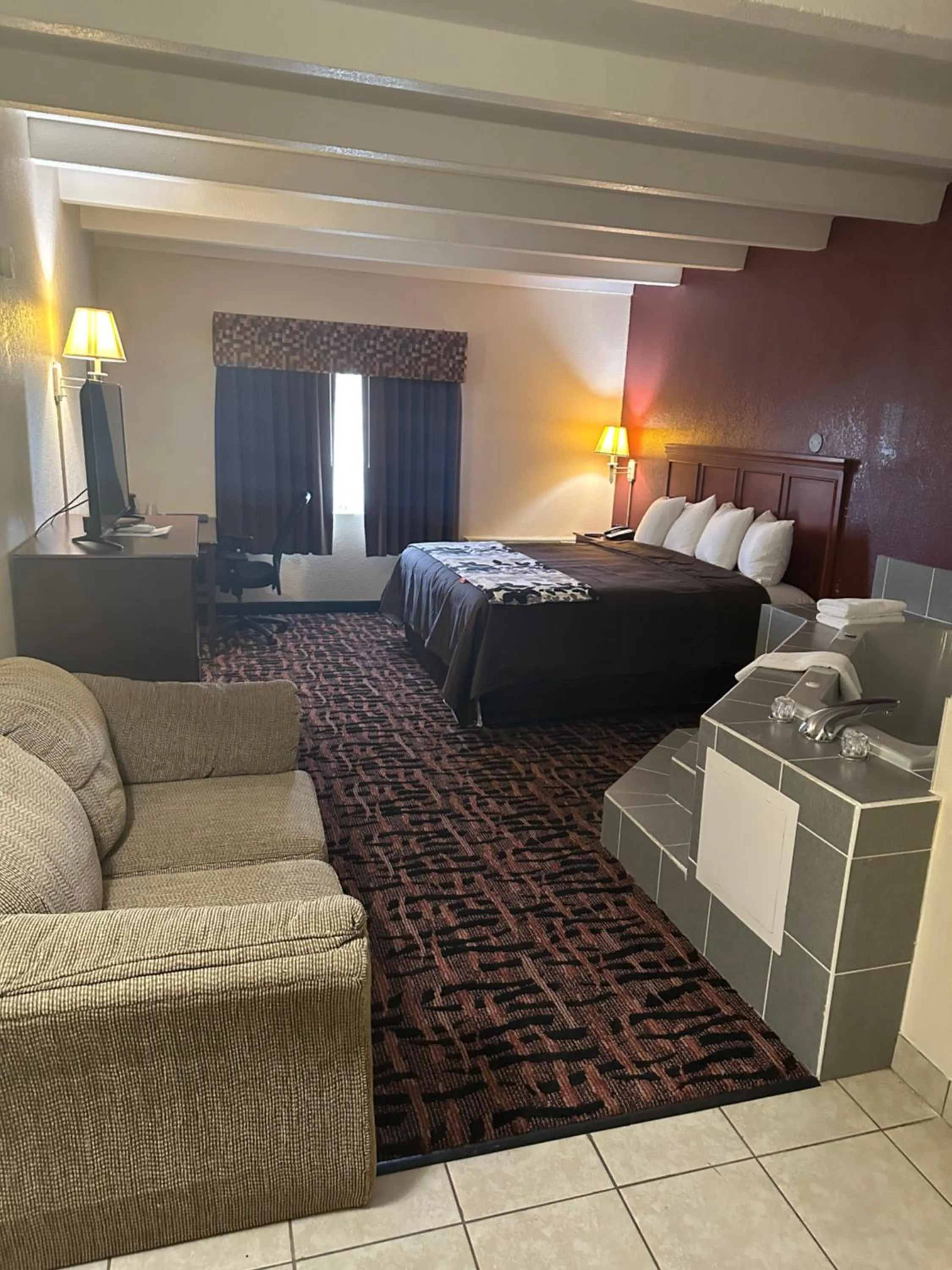 Photo of the whole room, Bed in Executive Inn