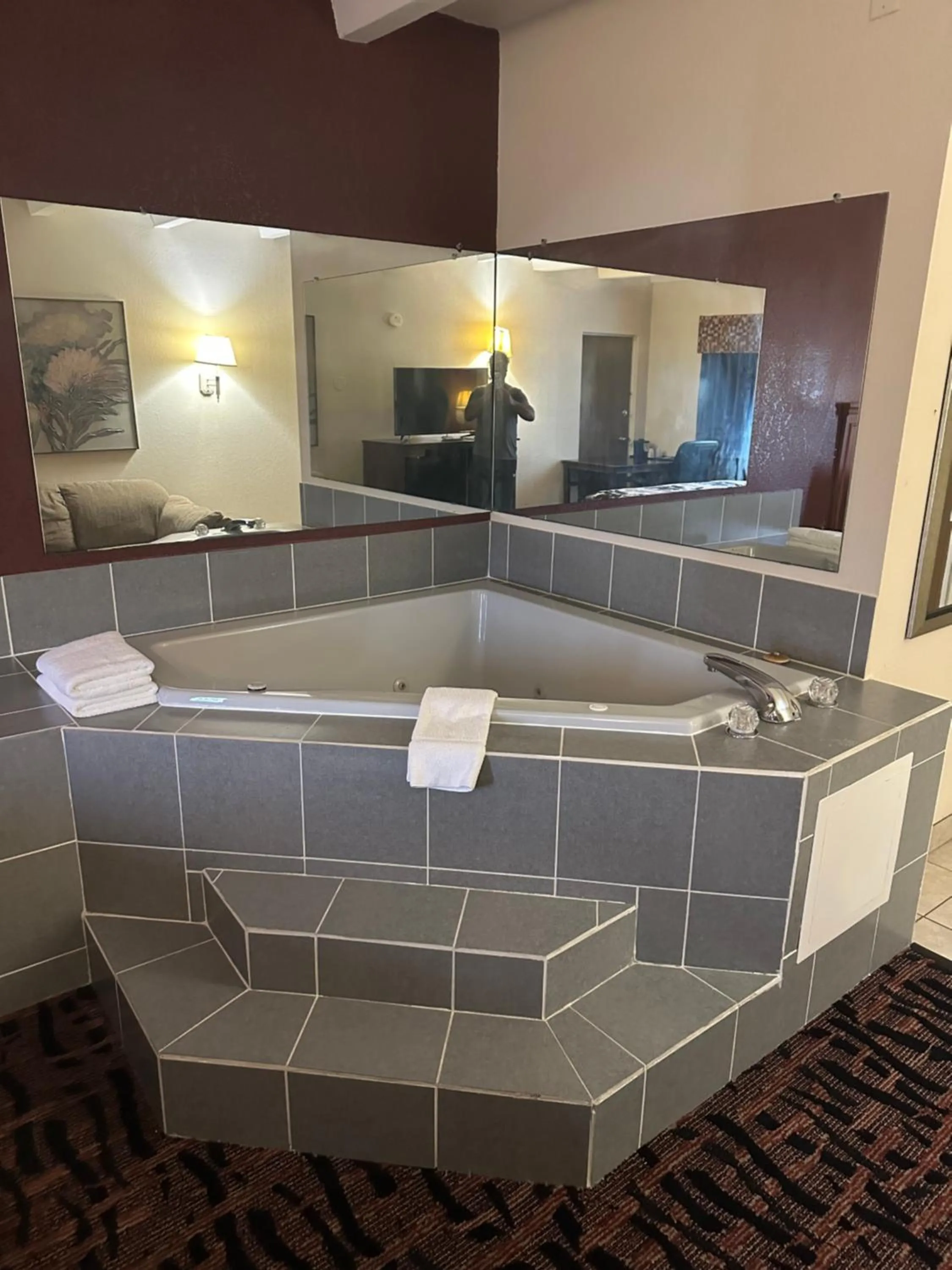 Hot Tub in Executive Inn