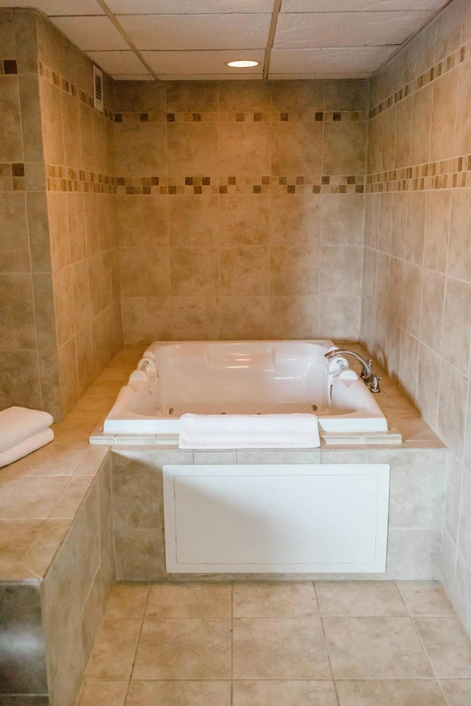 Hot Tub in EverSpring Inn