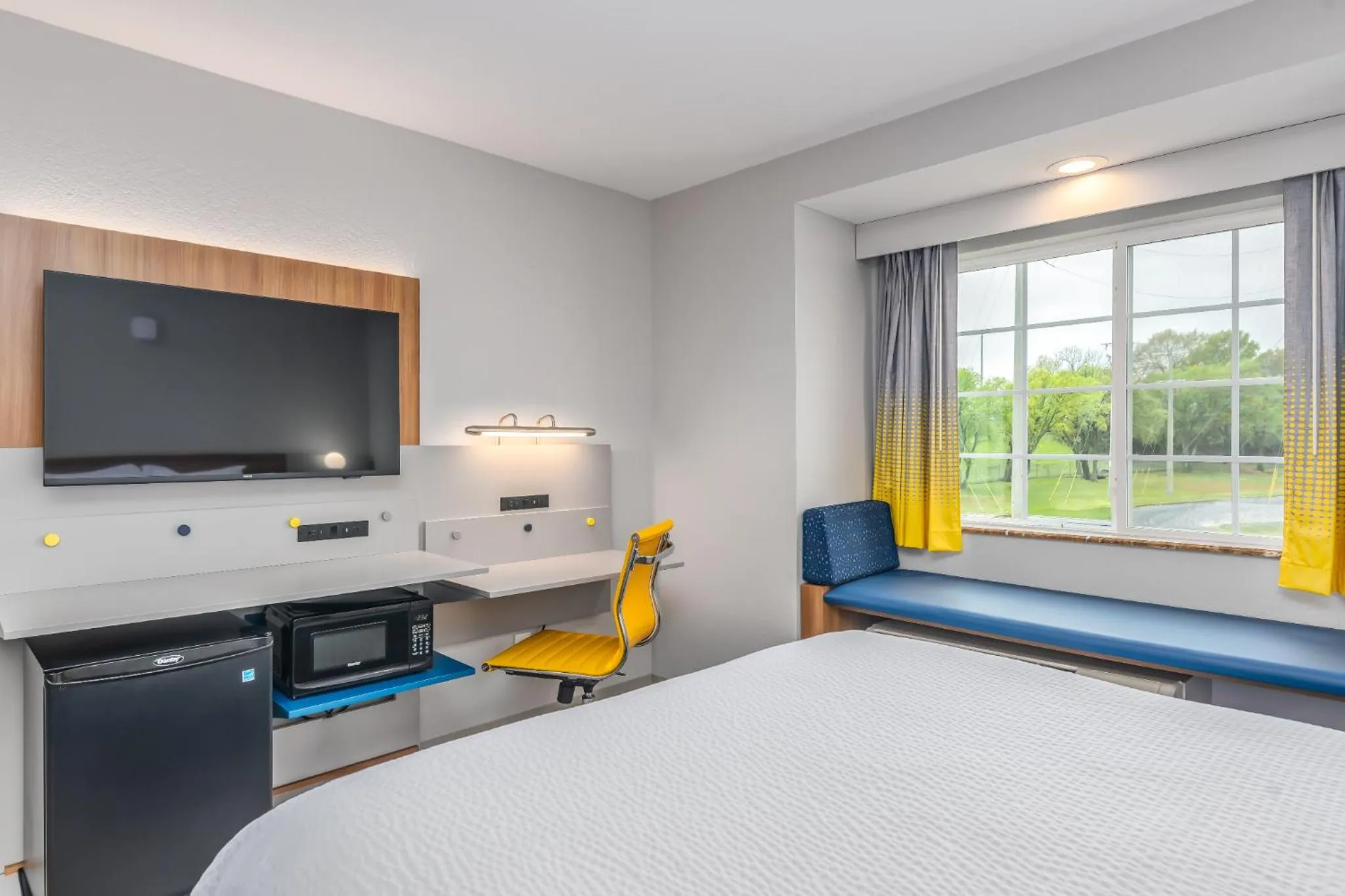 Seating area, Bed in Microtel Inn and Suites Montgomery