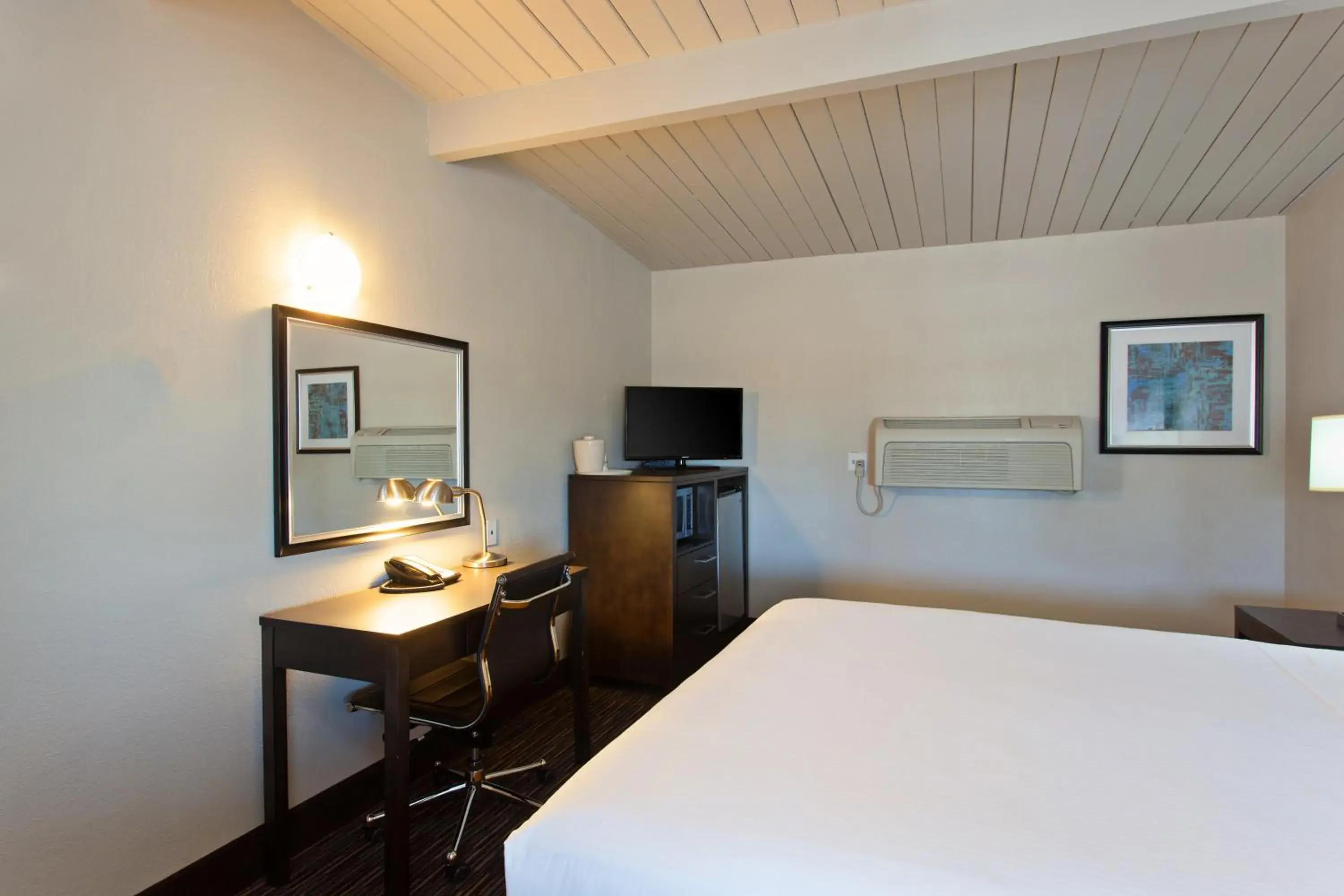 King Room - Disability Access/Non-Smoking in Days Inn by Wyndham Chowchilla Gateway to Yosemite King Room - Disability Access/Non-Smoking in Days Inn by Wyndham Chowchilla Gateway to Yosemite