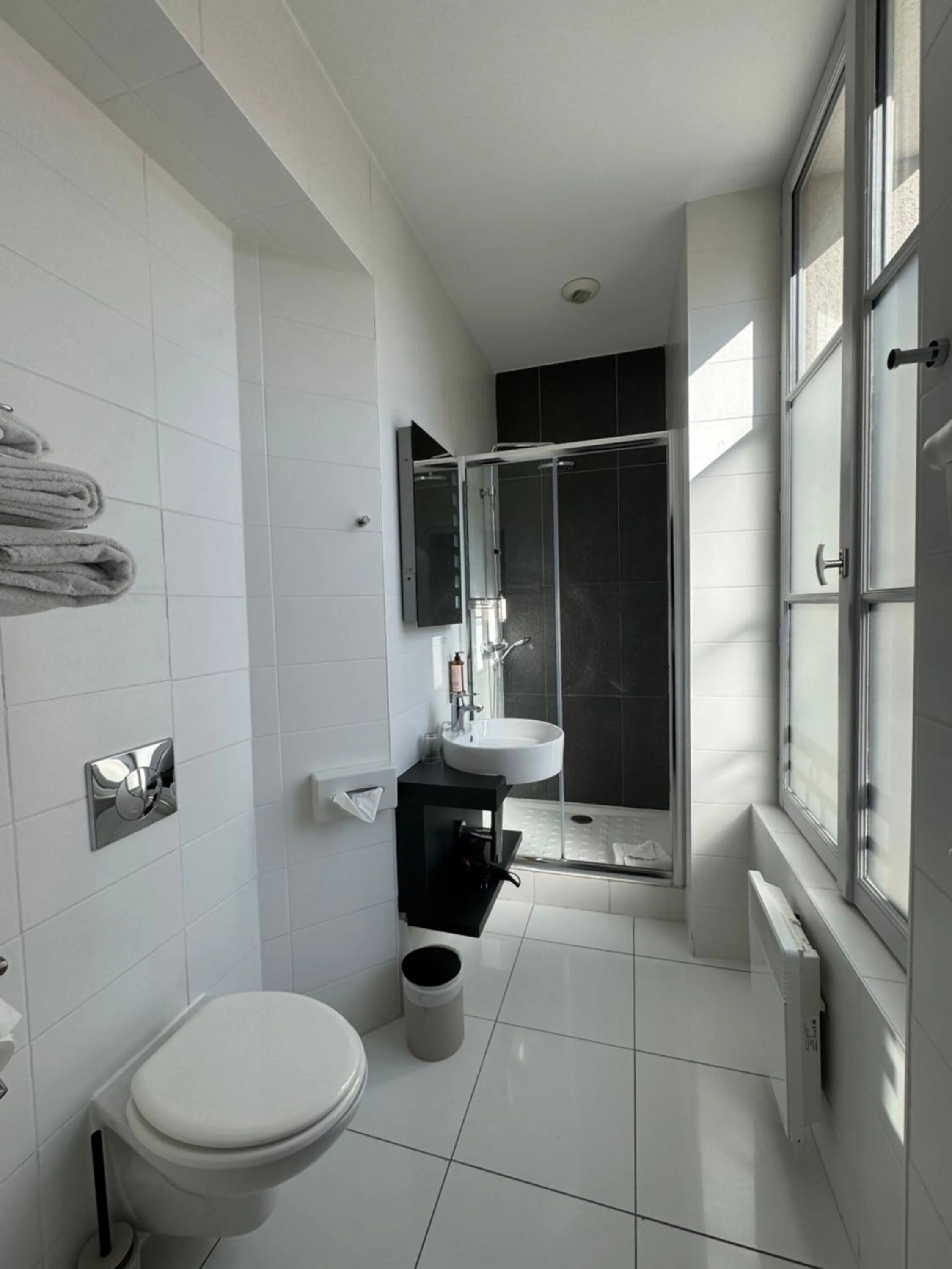 Shower in Best Western Blois Château