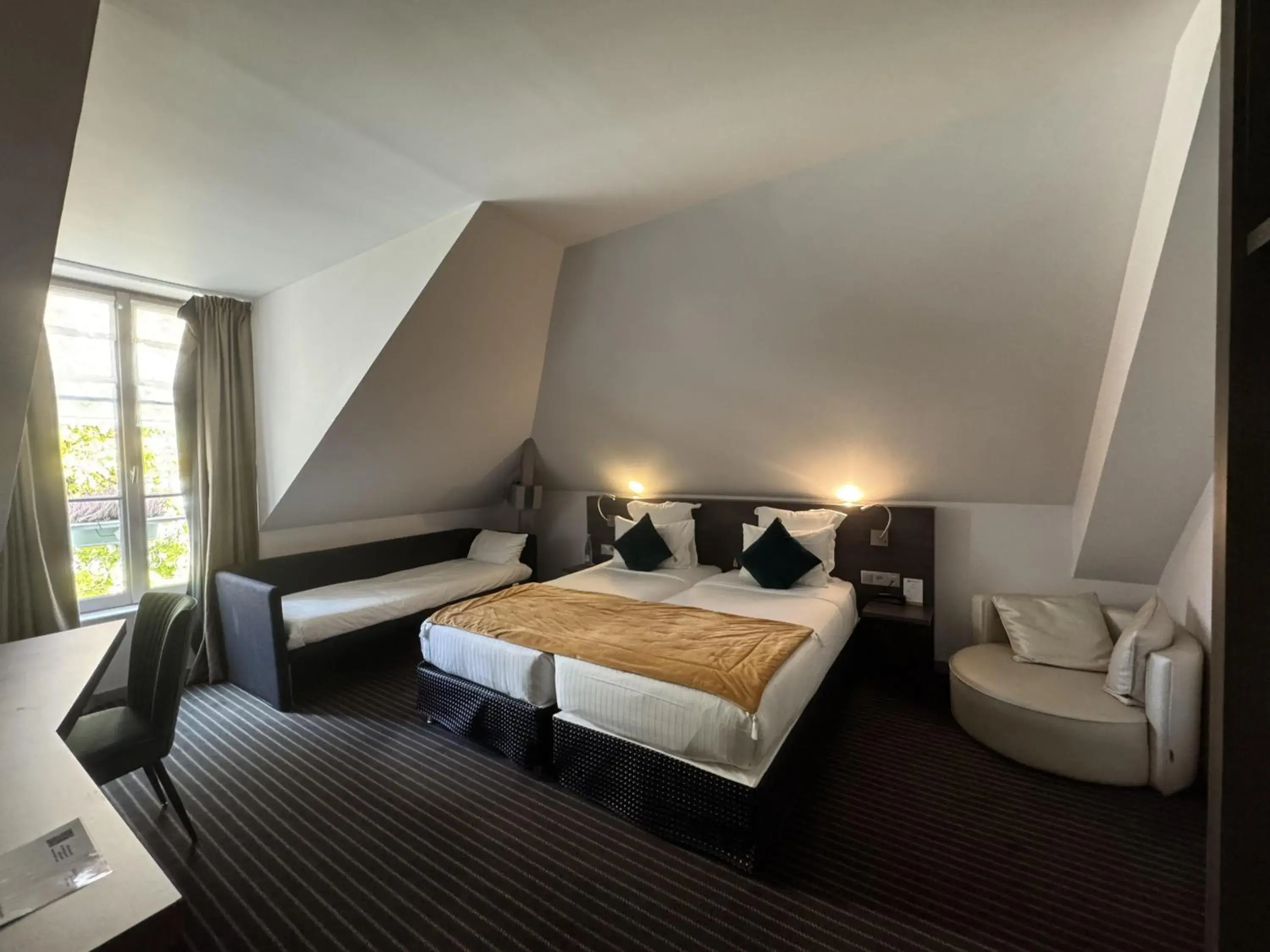 Superior Double Room with Two Single Beds - Non-Smoking in Best Western Blois Château Superior Double Room with Two Single Beds - Non-Smoking in Best Western Blois Château