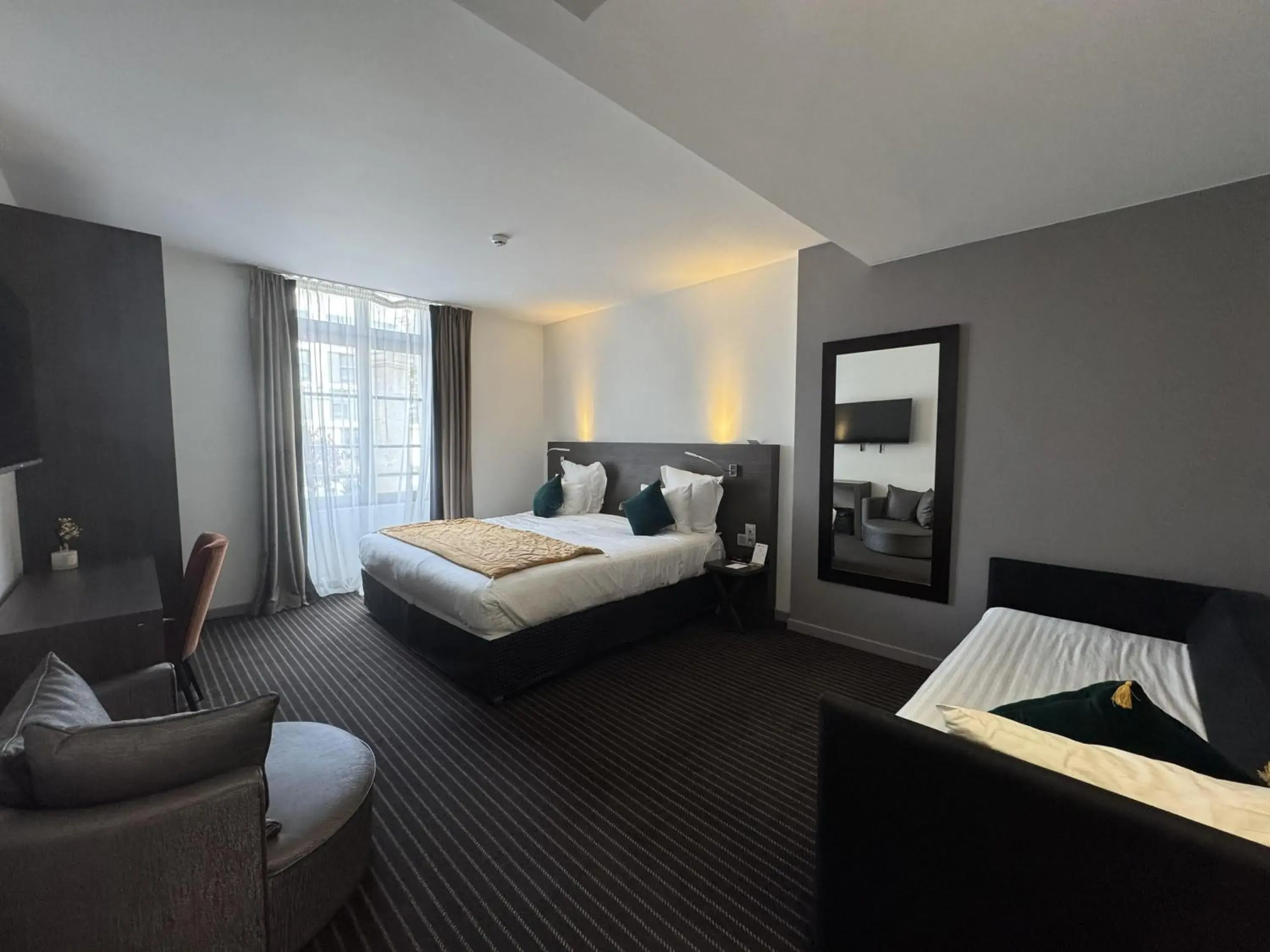 Family Room with Queen Bed and Sofa Bed - Non-Smoking in Best Western Blois Château Family Room with Queen Bed and Sofa Bed - Non-Smoking in Best Western Blois Château