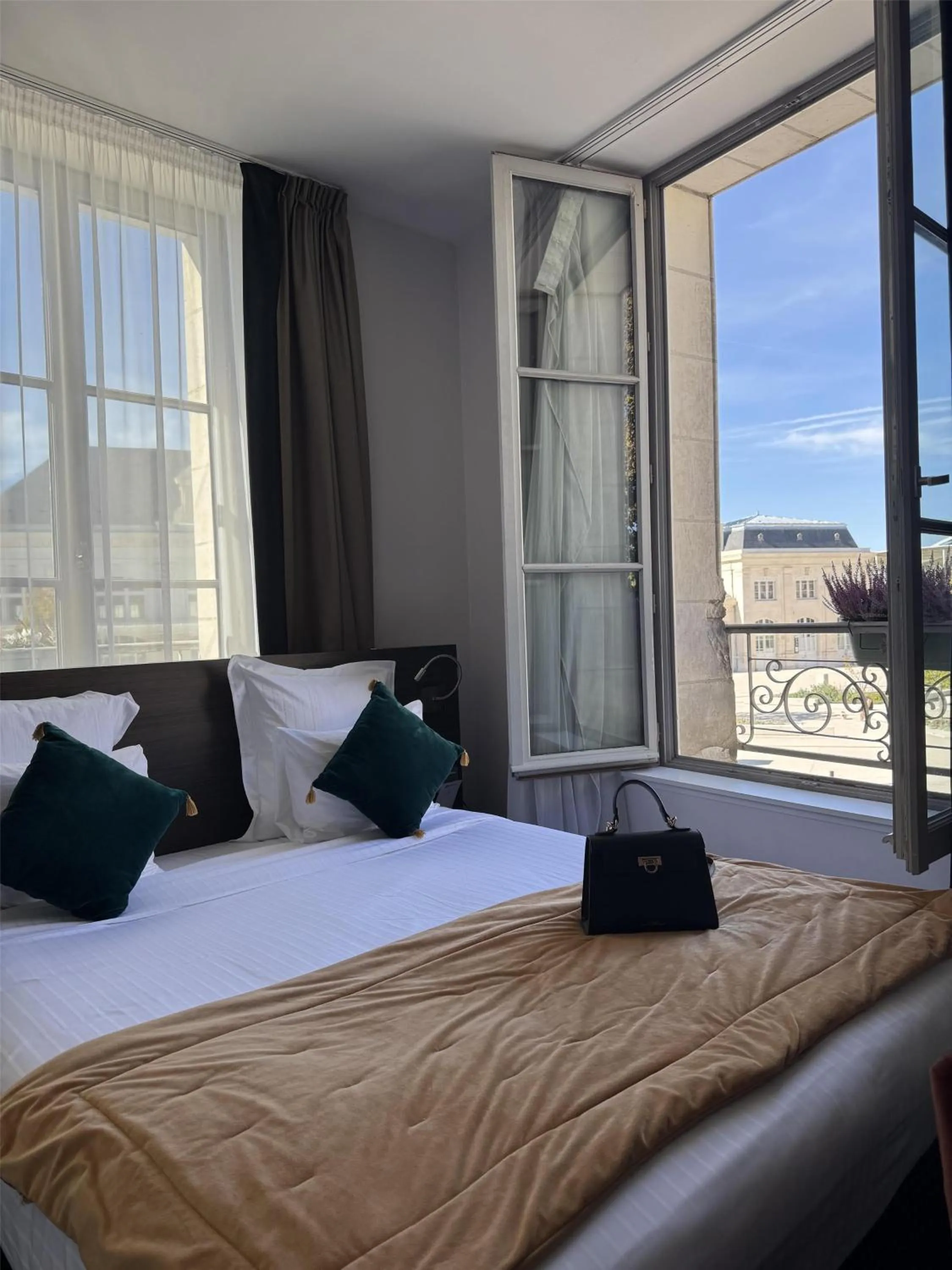 Bedroom, Bed in Best Western Blois Château