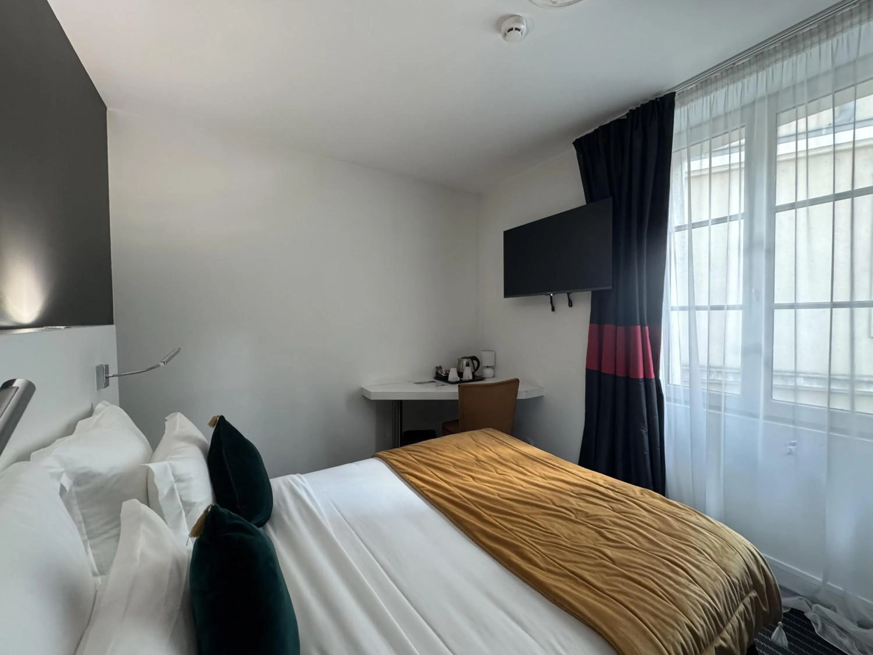 Bedroom, Bed in Best Western Blois Château