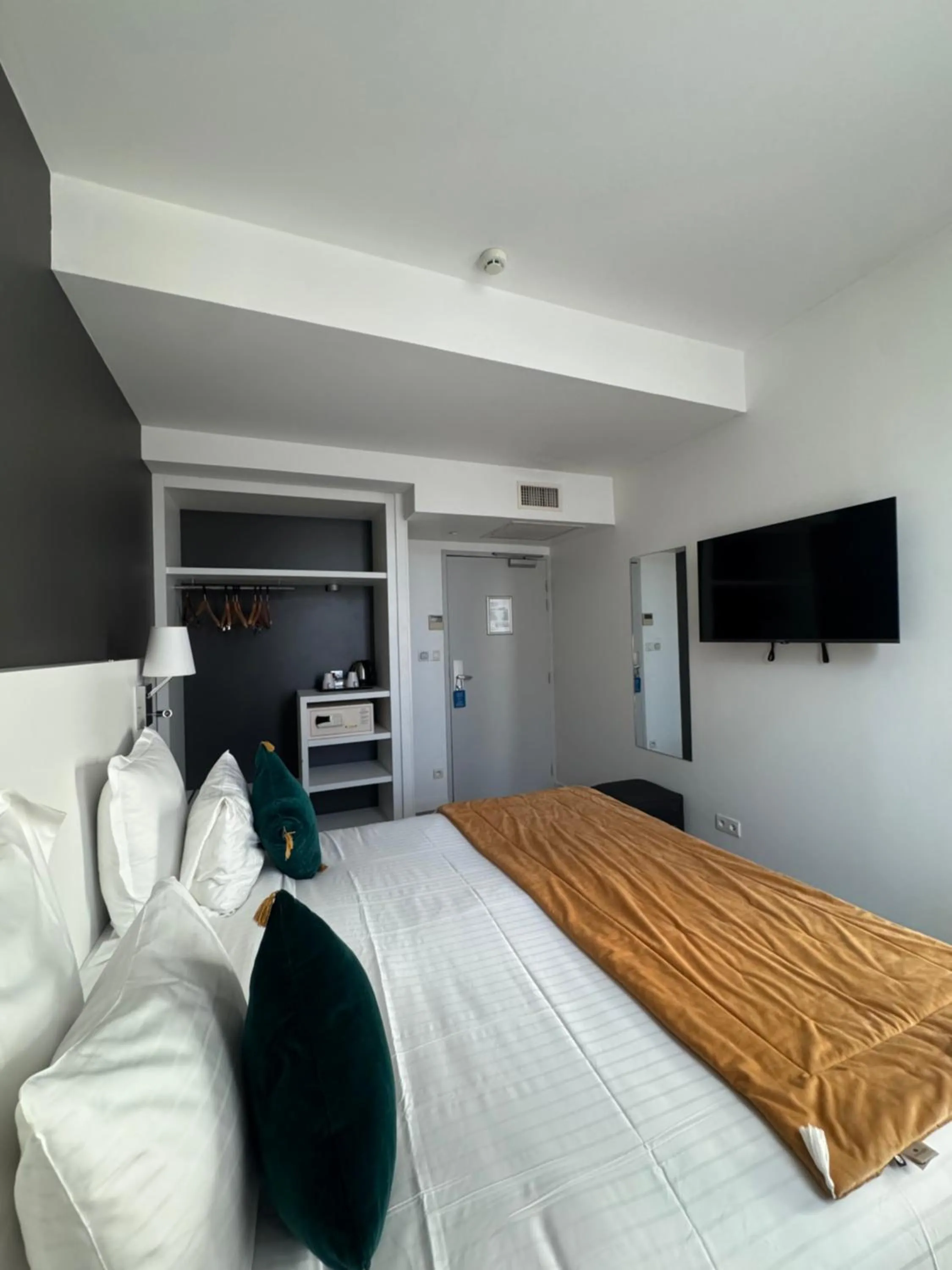 Bed in Best Western Blois Château