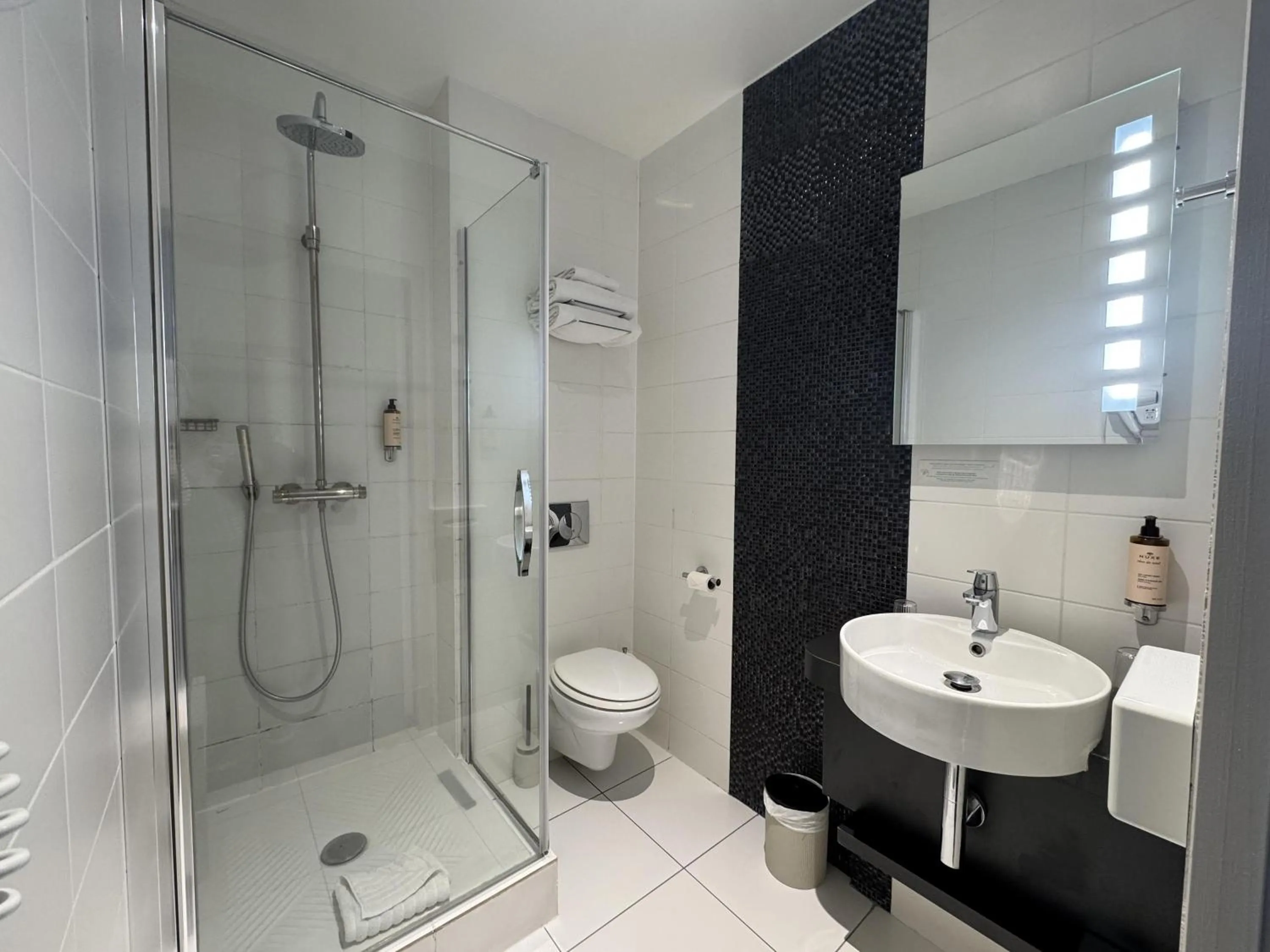 Bedroom in Best Western Blois Château