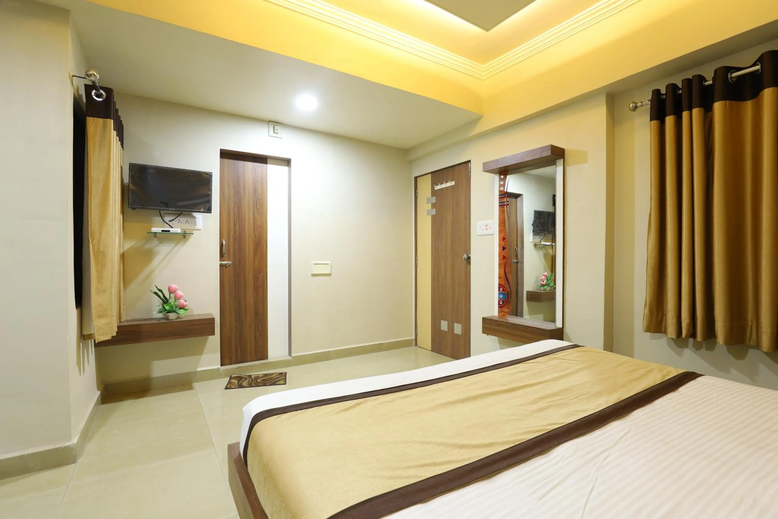 Bed in Hotel Loyal Residency