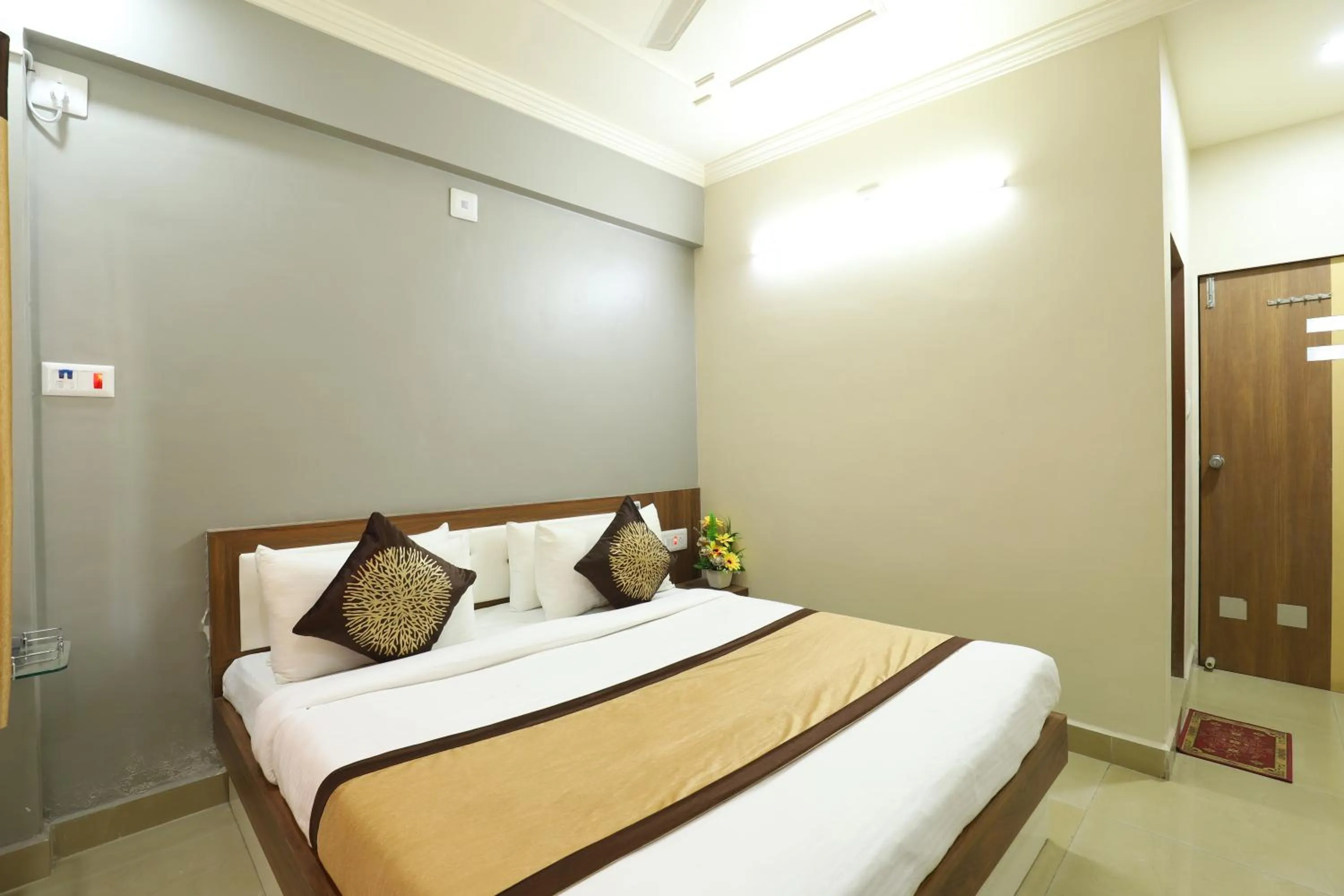 Bed in Hotel Loyal Residency