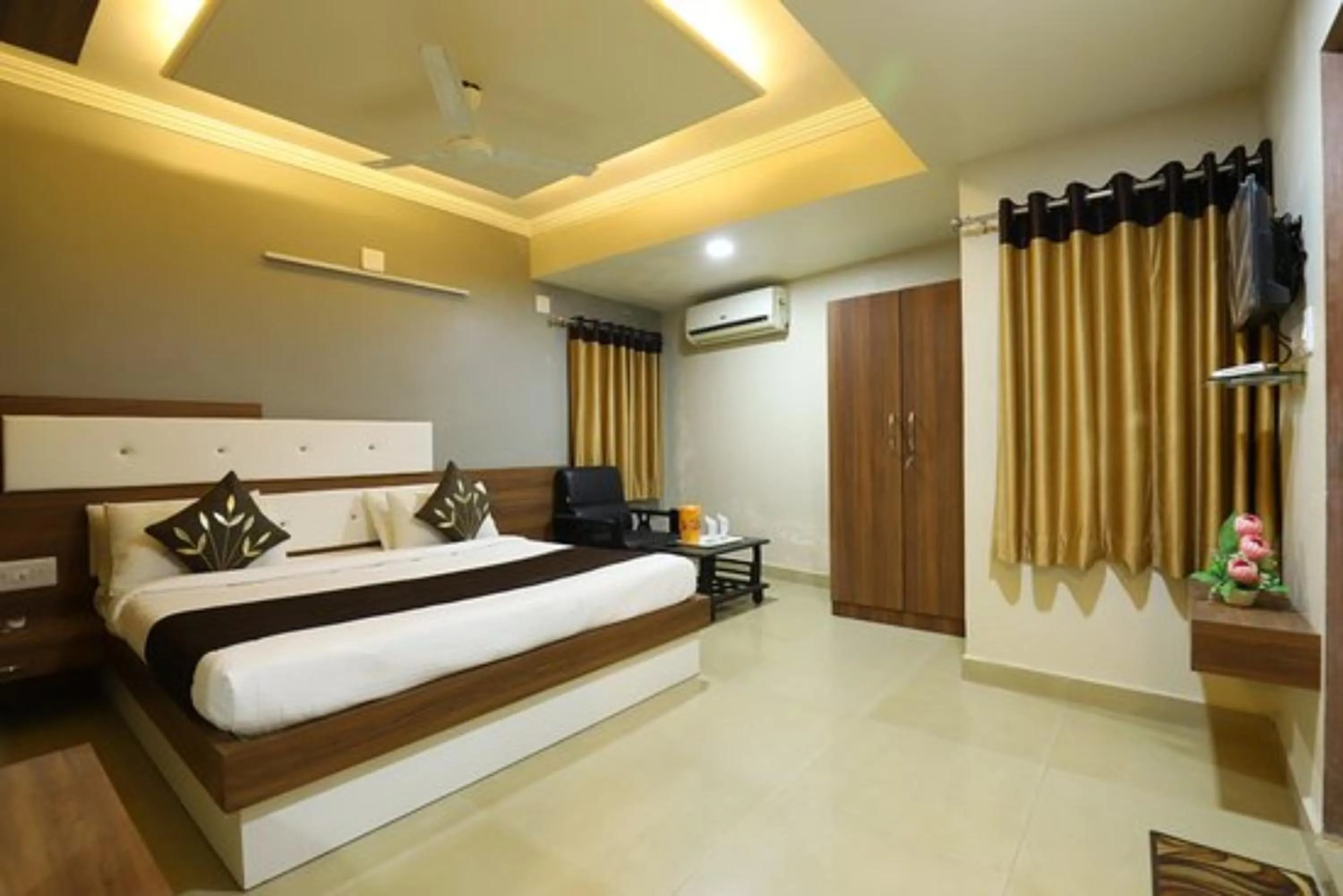 Bed in Hotel Loyal Residency