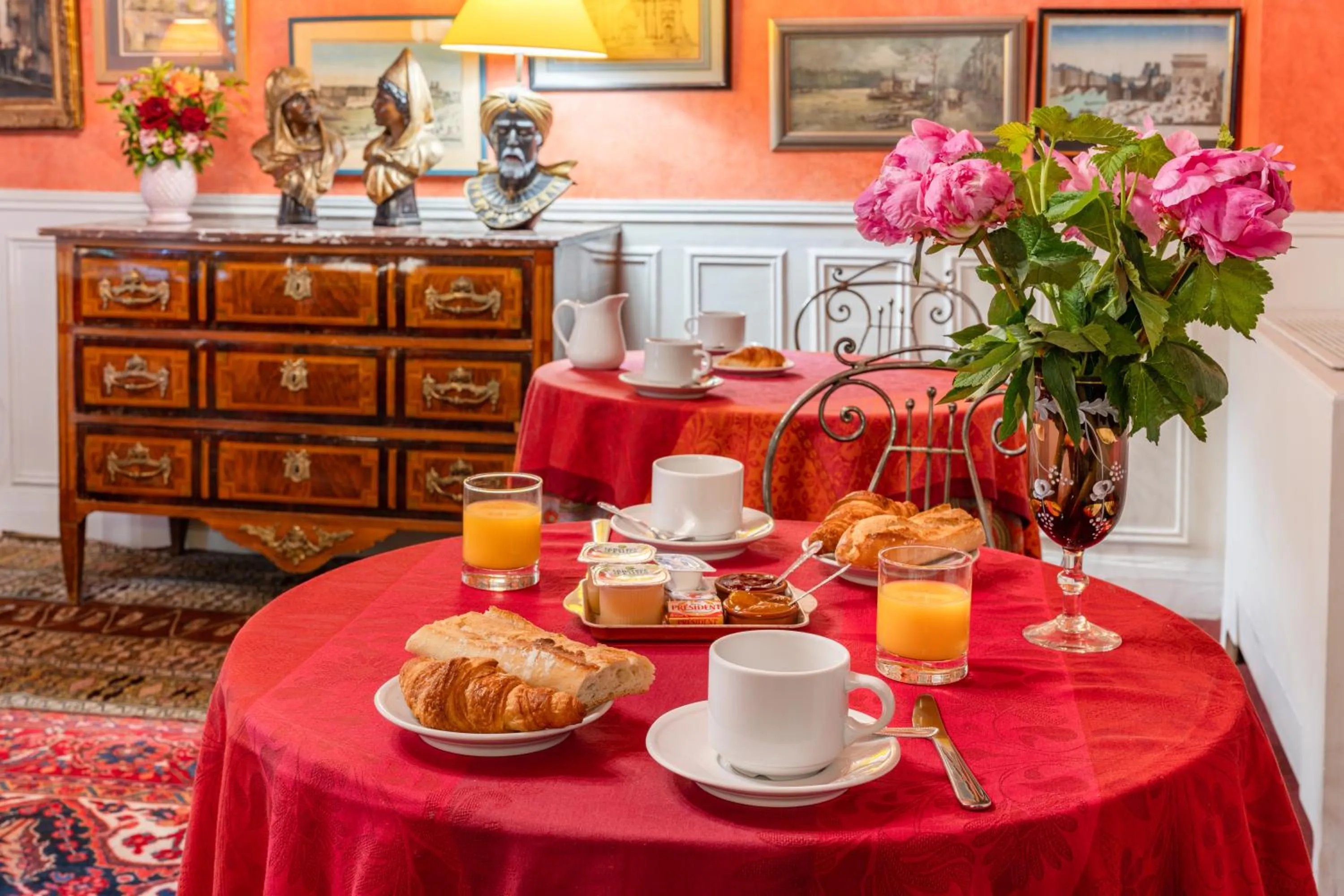 Continental breakfast in Hôtel De Nice