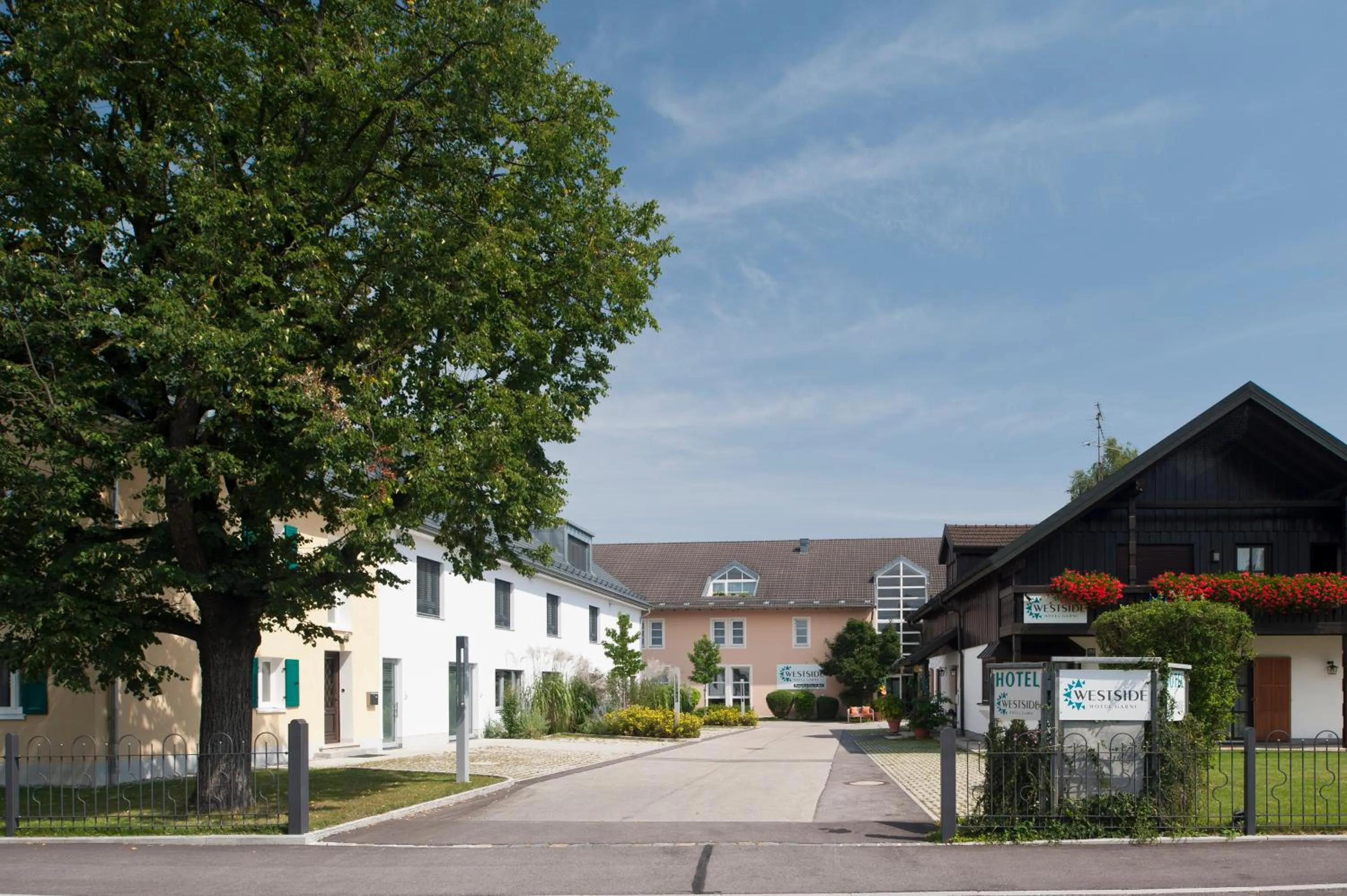 Facade/entrance in WESTSIDE Hotel