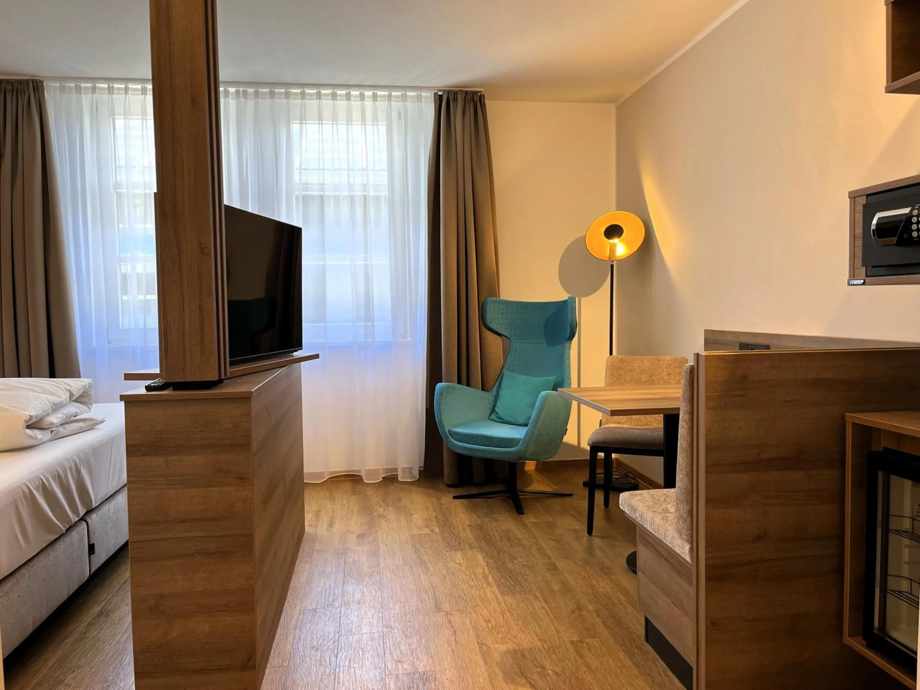 TV and multimedia, Bed in WESTSIDE Hotel