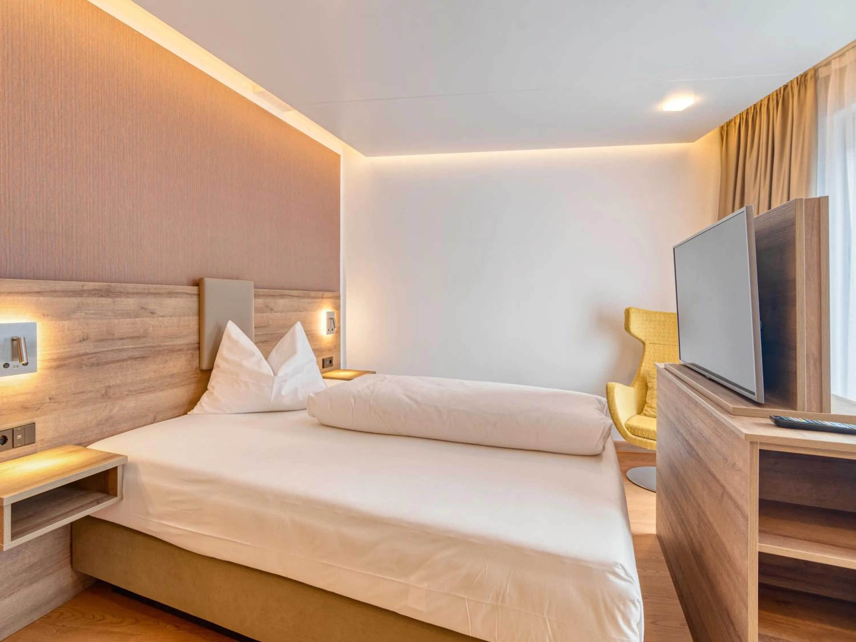 Bed in WESTSIDE Hotel