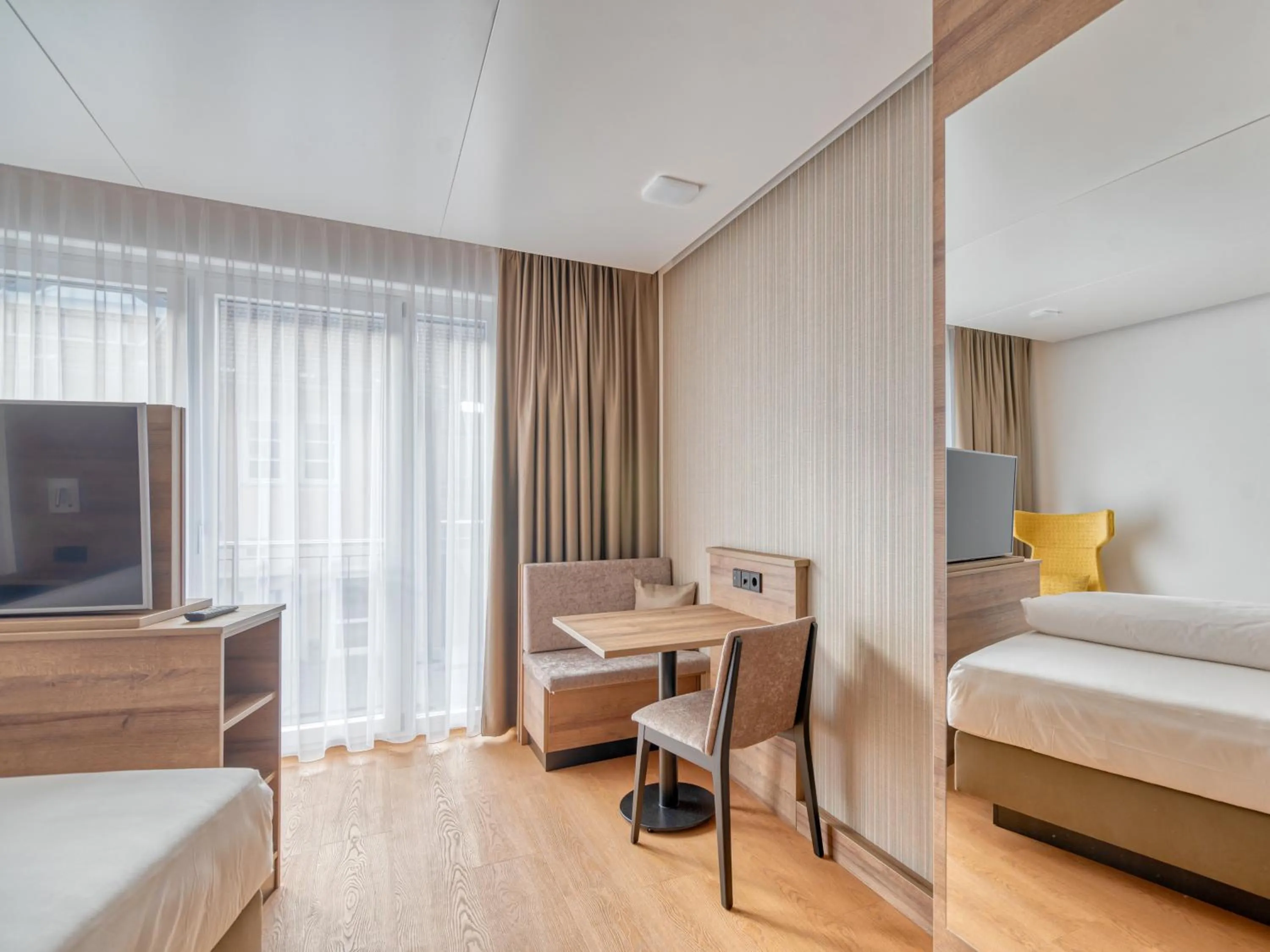 TV and multimedia, Bed in WESTSIDE Hotel