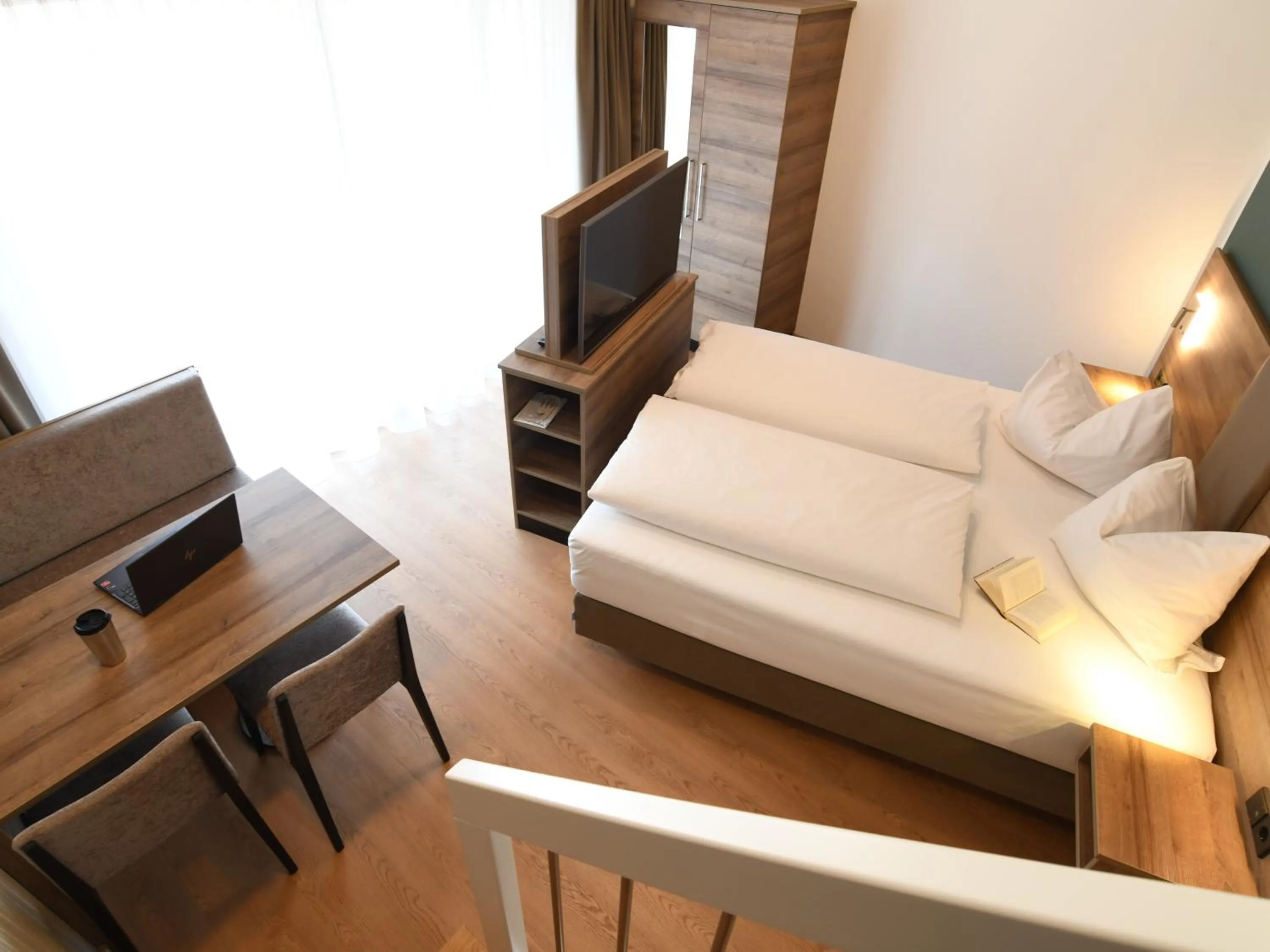 TV and multimedia, Bed in WESTSIDE Hotel