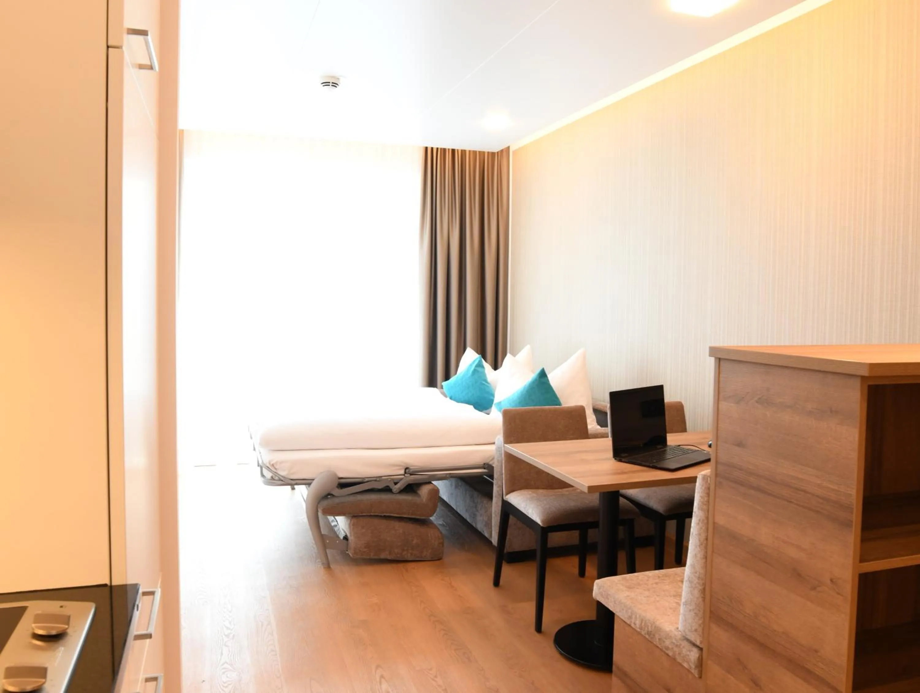 Dining area, Bed in WESTSIDE Hotel