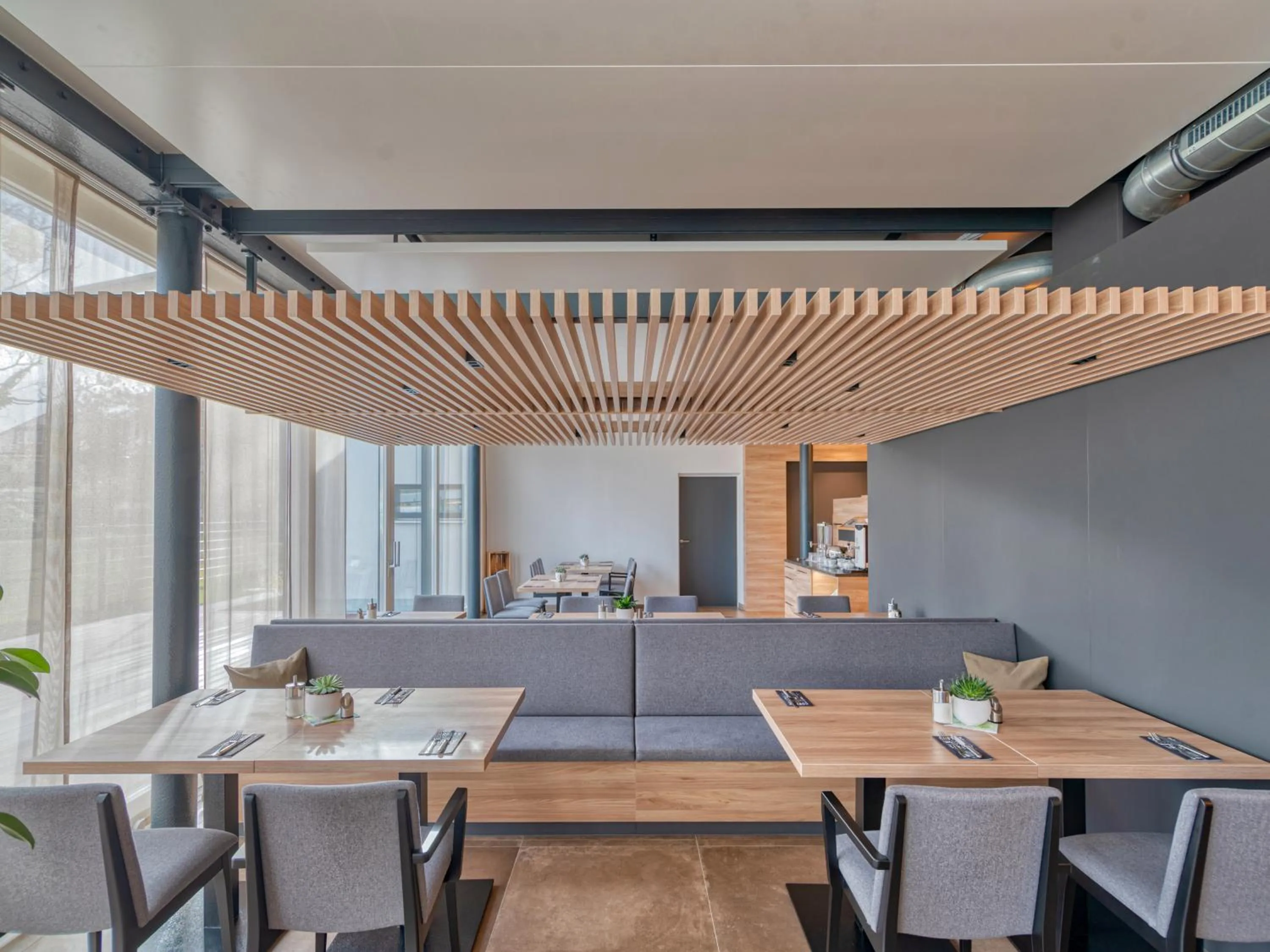 Restaurant/places to eat in WESTSIDE Hotel