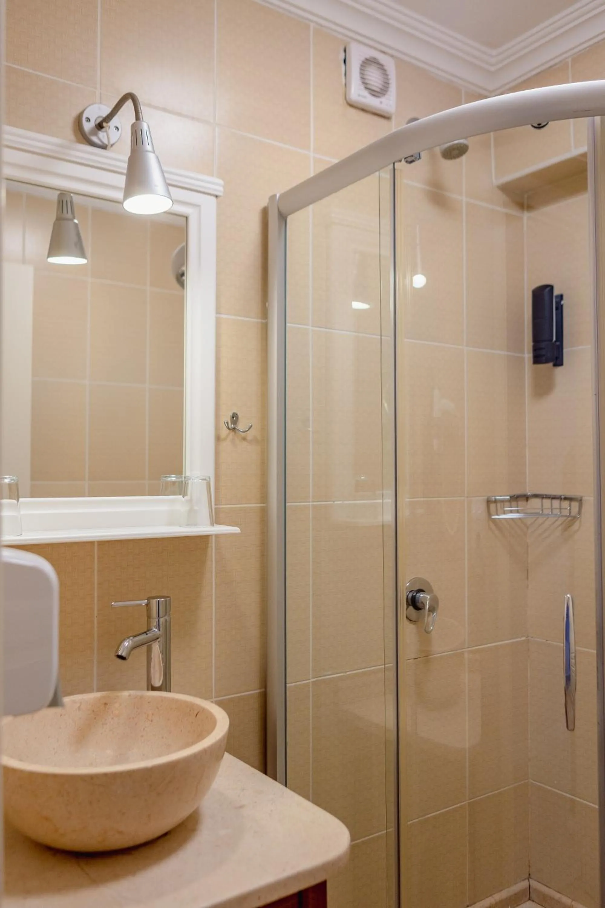 Shower in Agora Guesthouse