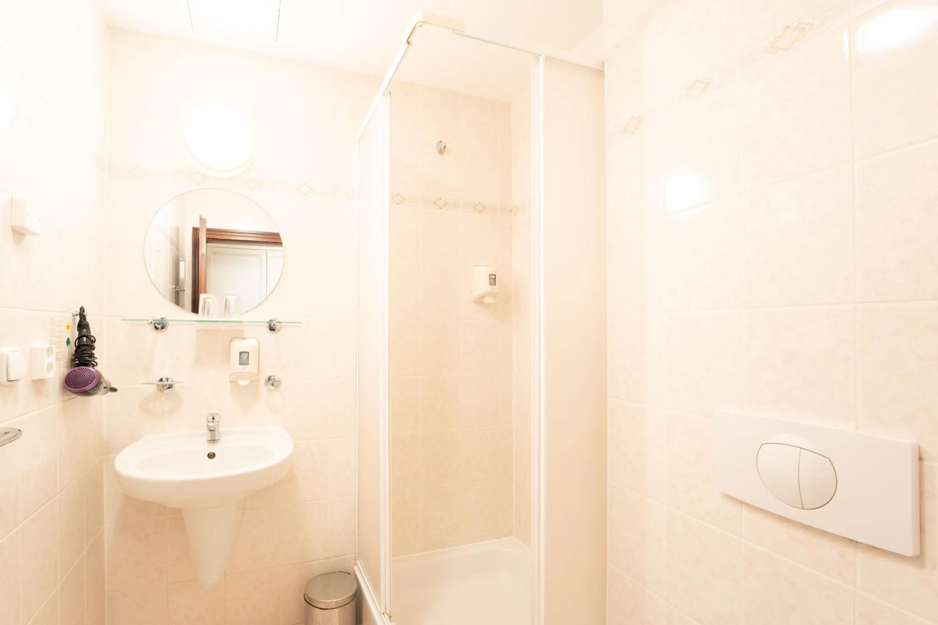 Shower in EA Hotel Elefant