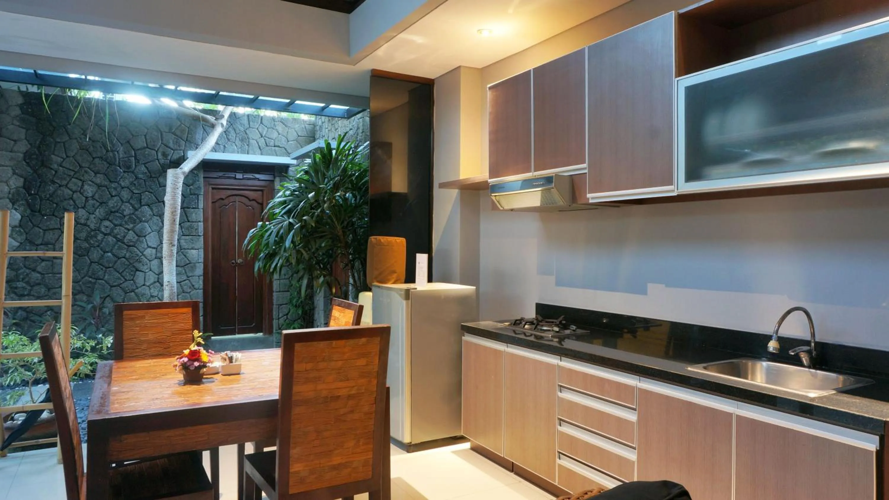Kitchen or kitchenette in Bumi Linggah Villas Bali
