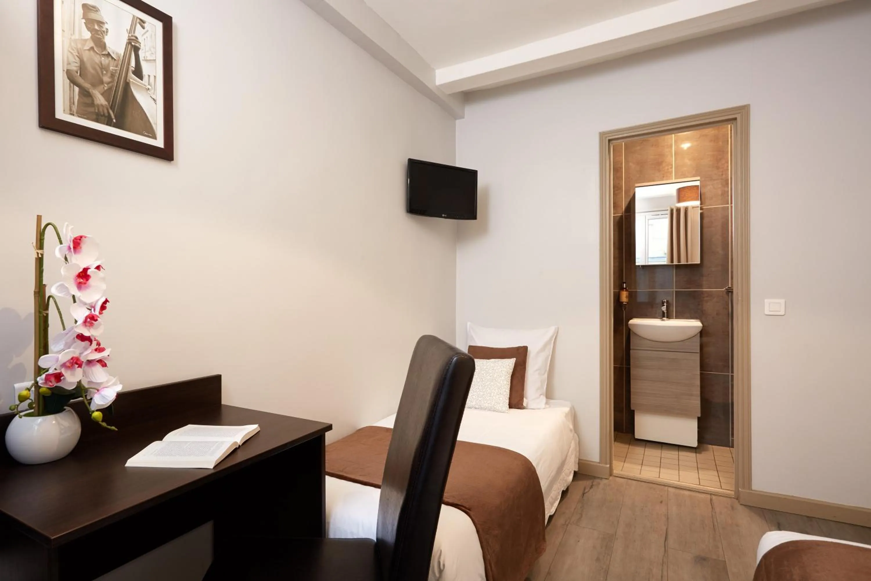 TV and multimedia, Bed in Hôtel Viator