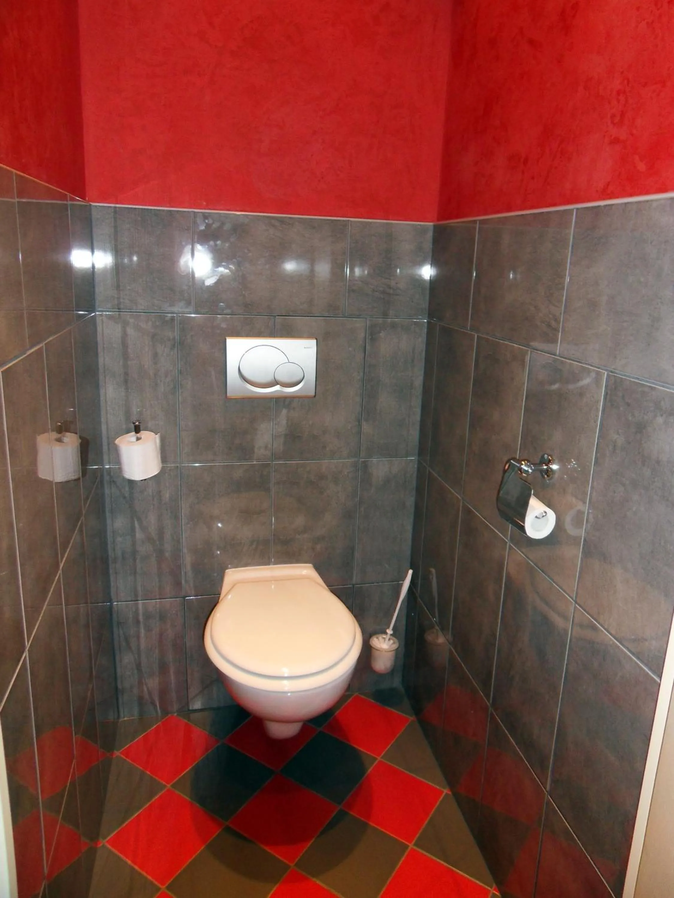 Toilet in Grand Hôtel de Valenciennes