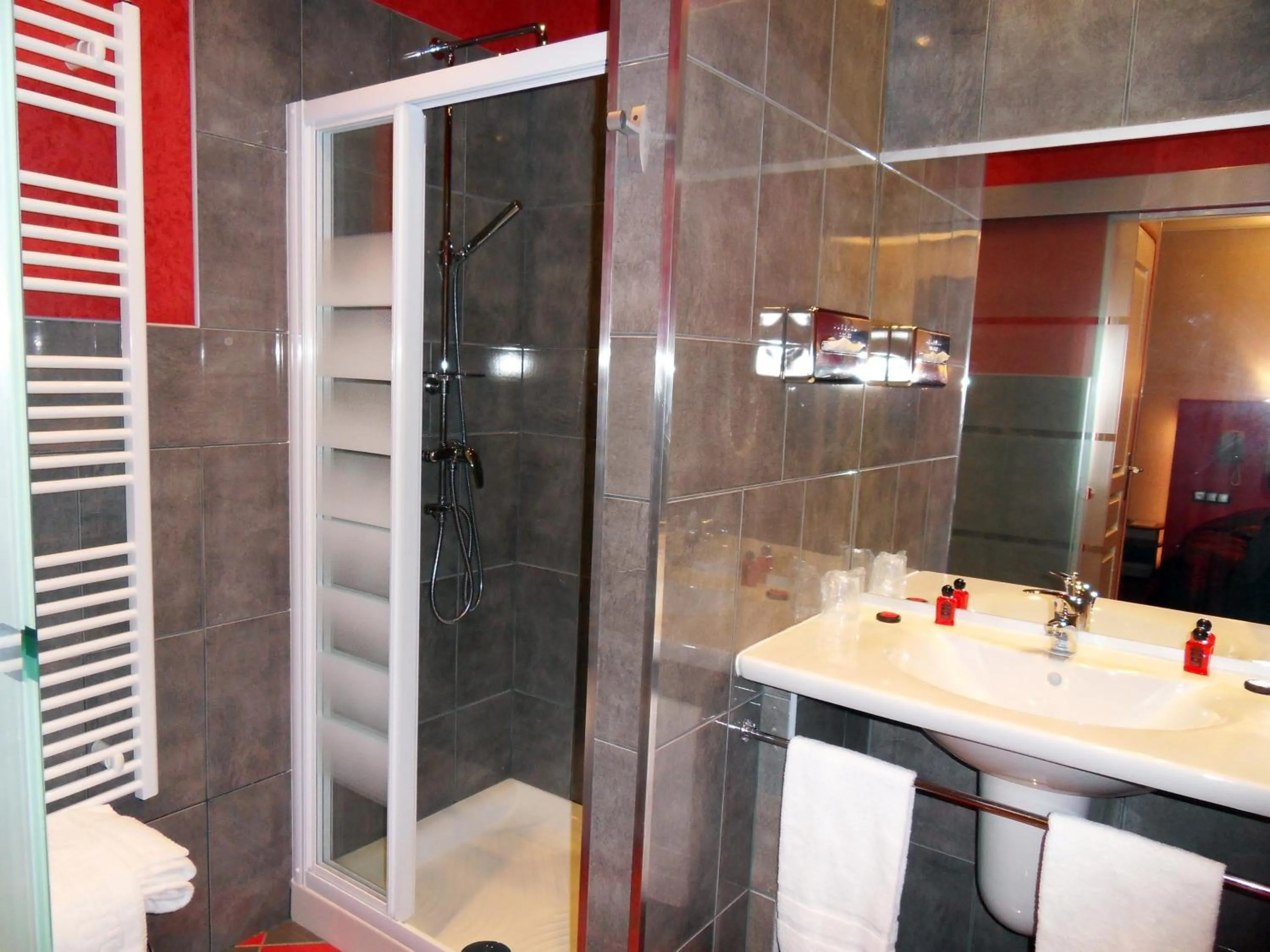 Shower in Grand Hôtel de Valenciennes