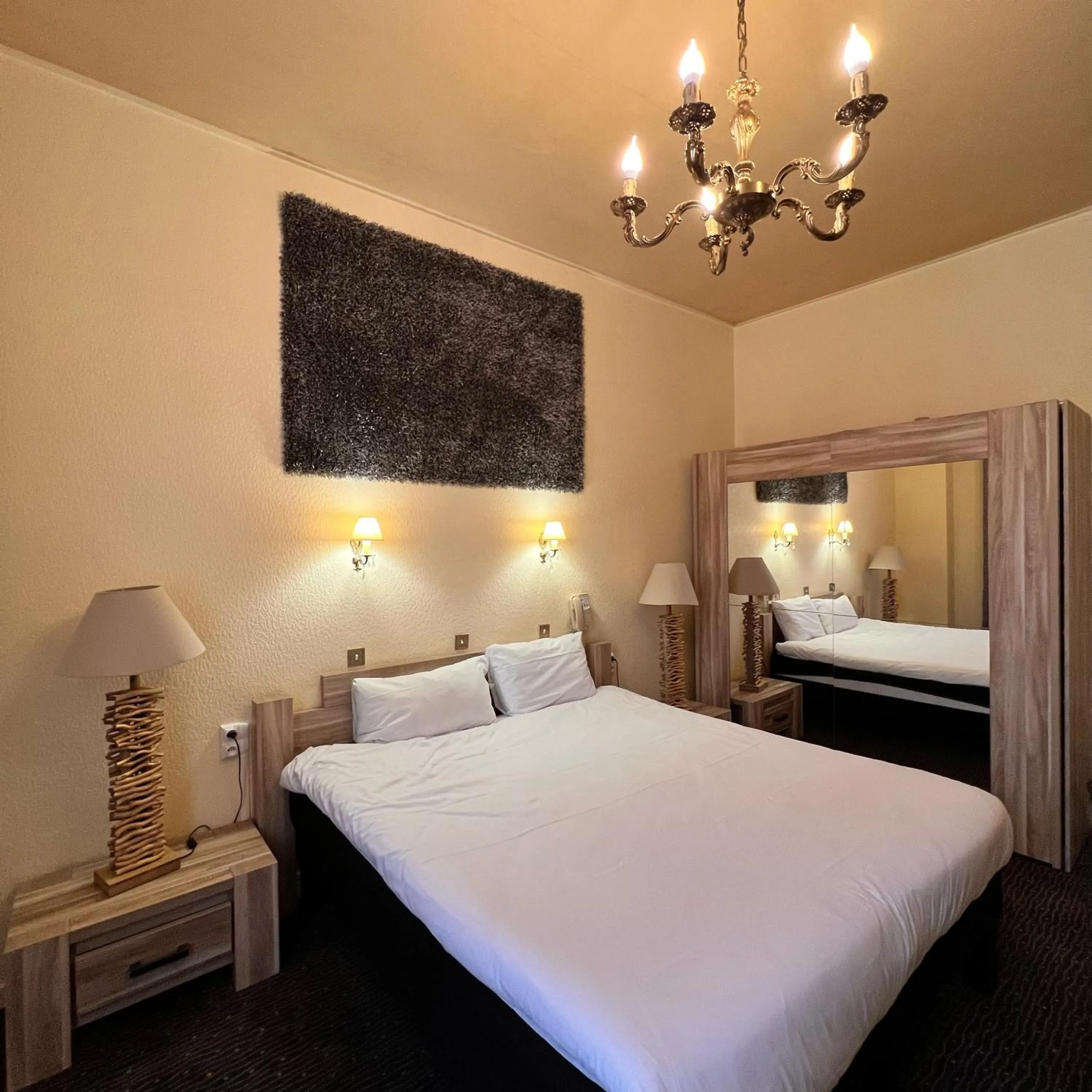 Bedroom, Bed in Grand Hôtel de Valenciennes