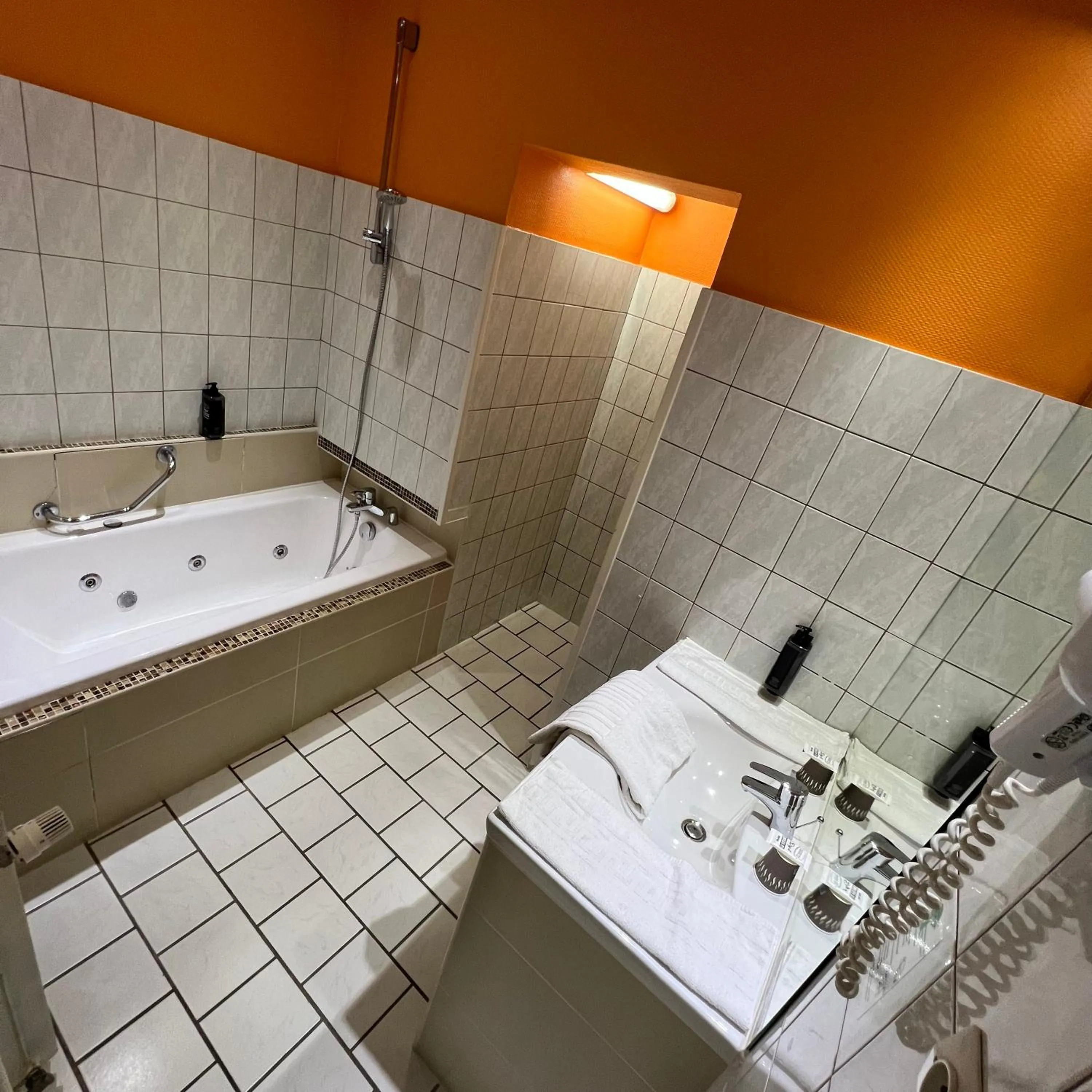 Shower in Grand Hôtel de Valenciennes