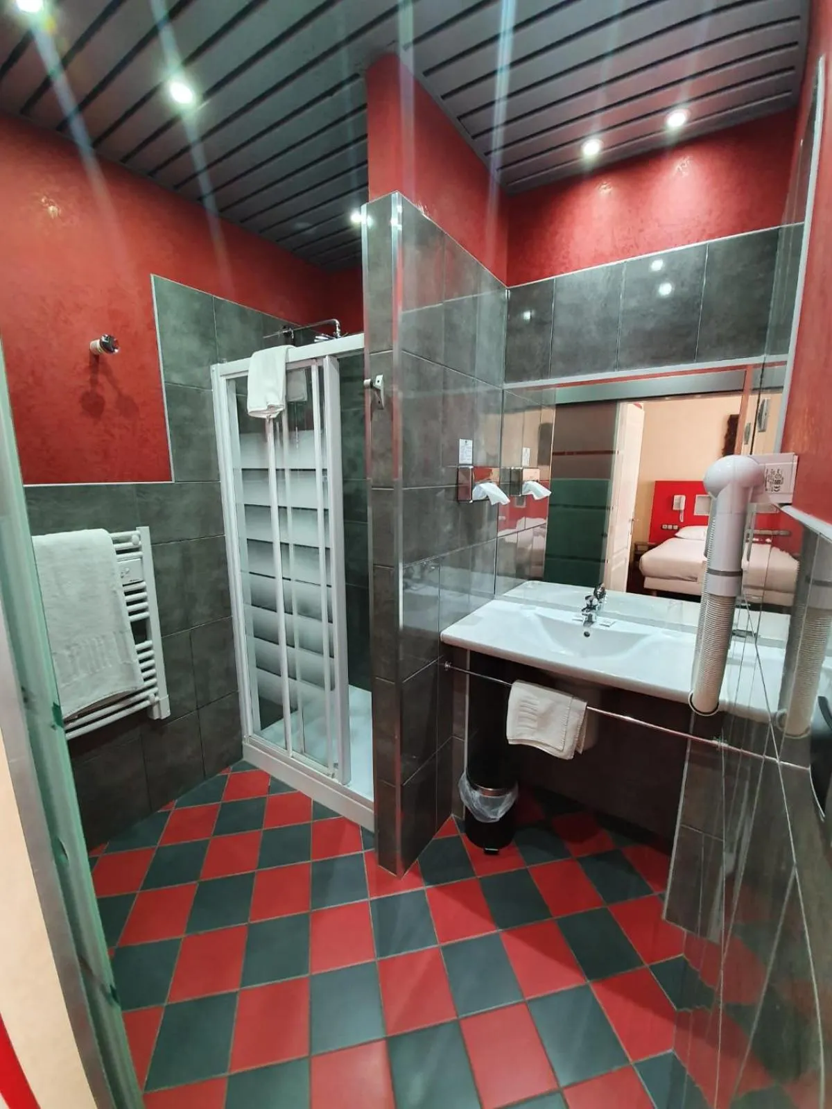 Shower in Grand Hôtel de Valenciennes