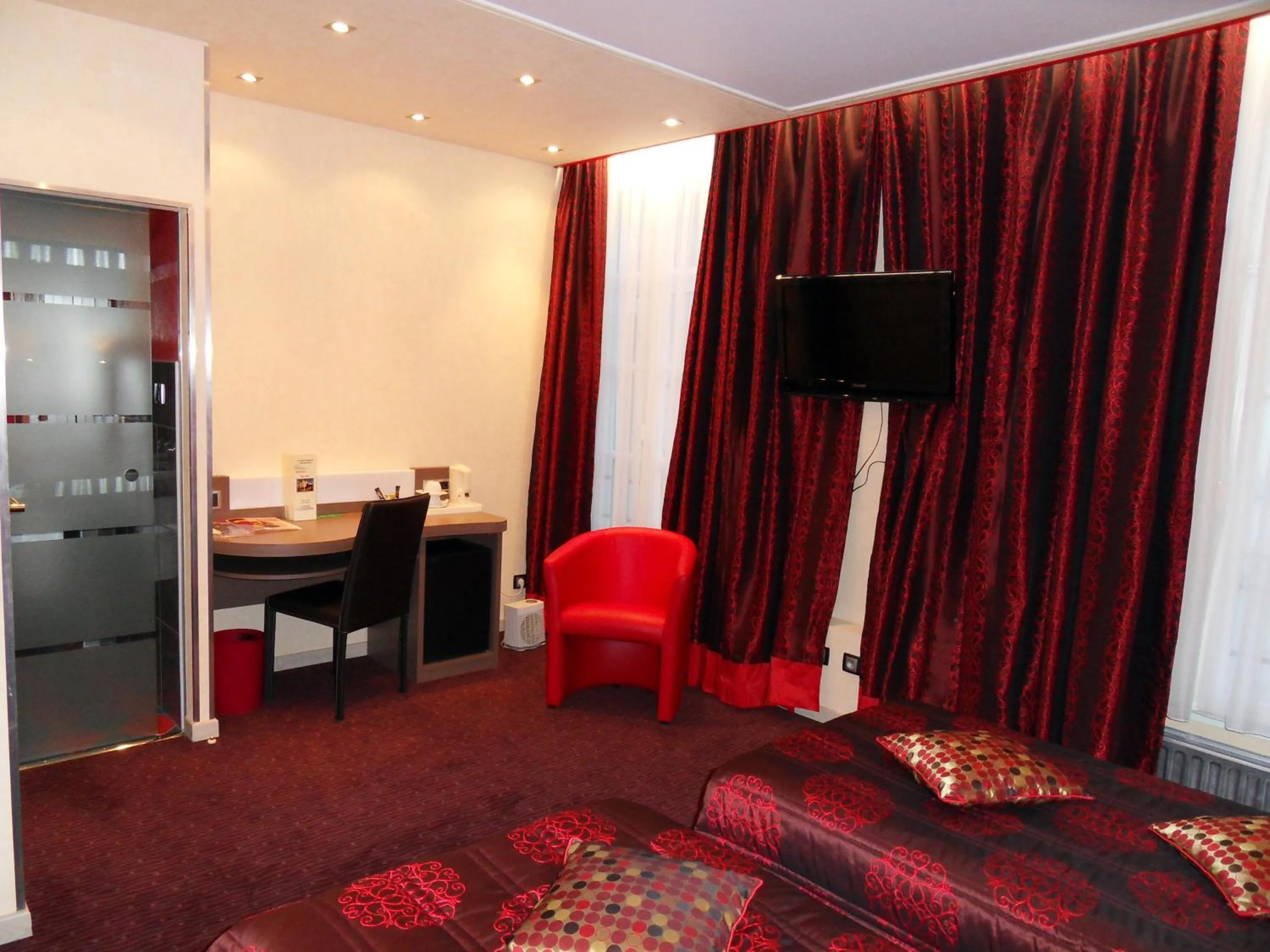 TV and multimedia in Grand Hôtel de Valenciennes