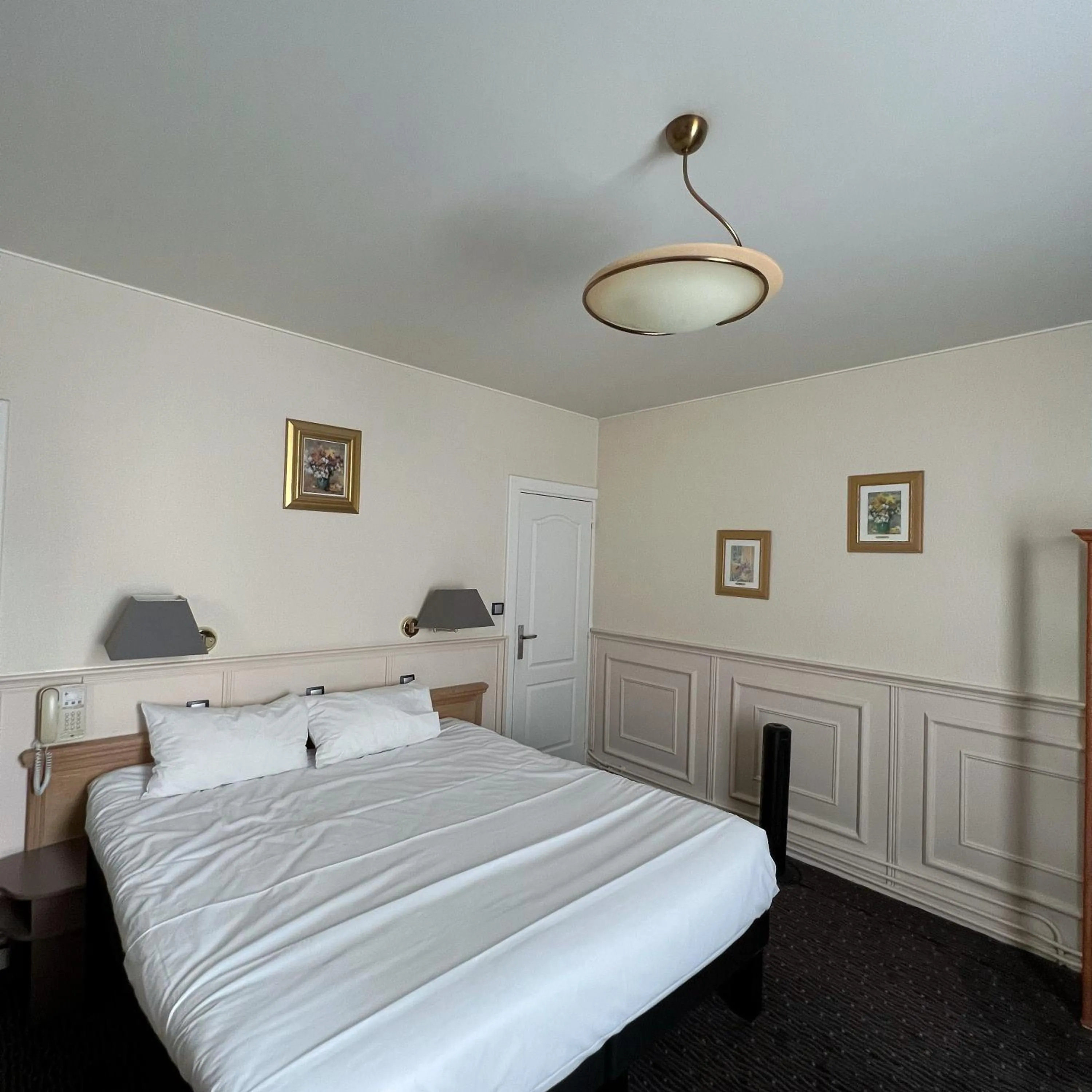 Bed in Grand Hôtel de Valenciennes