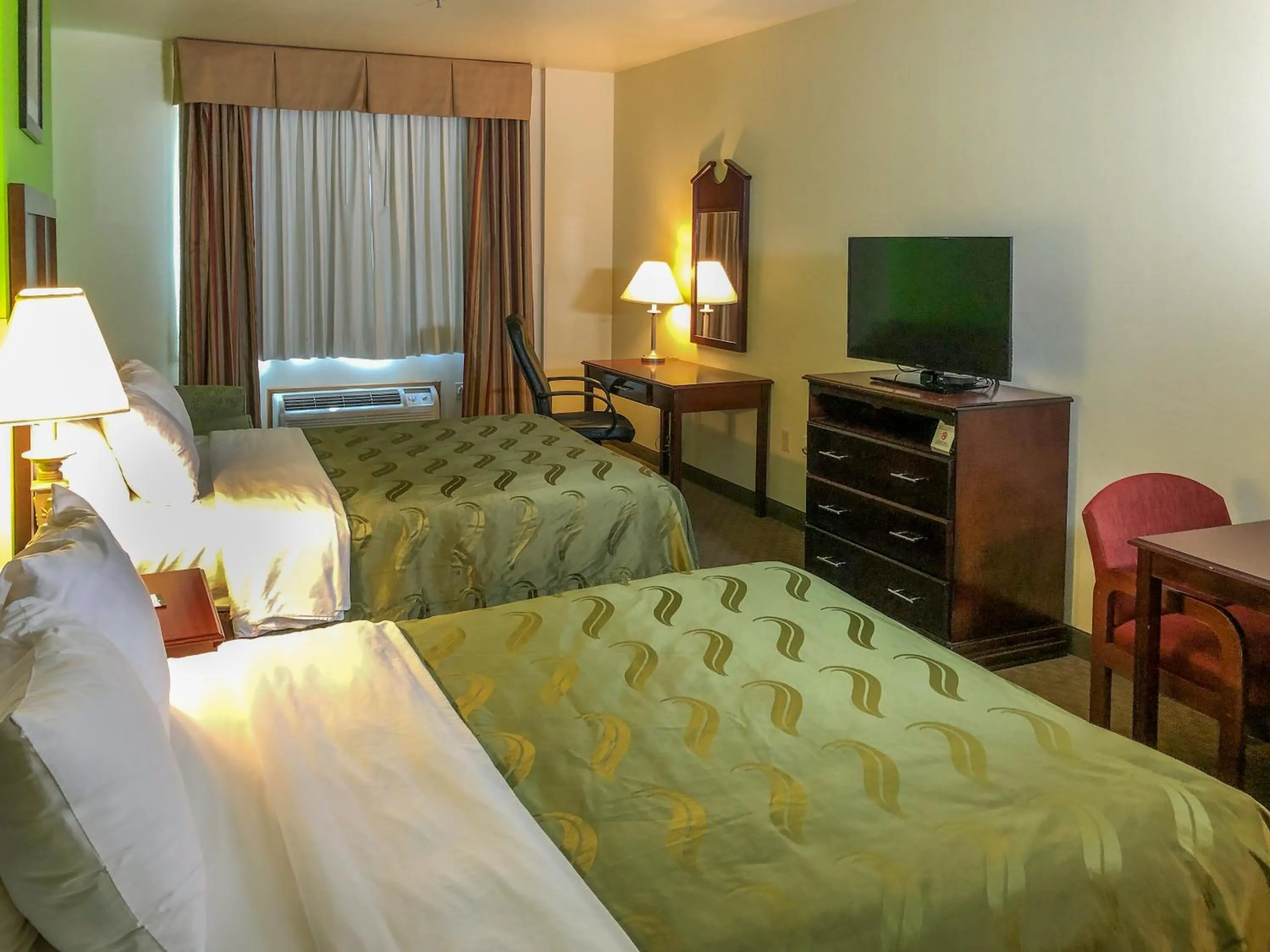 Bed in Quality Inn & Suites Alma I-40