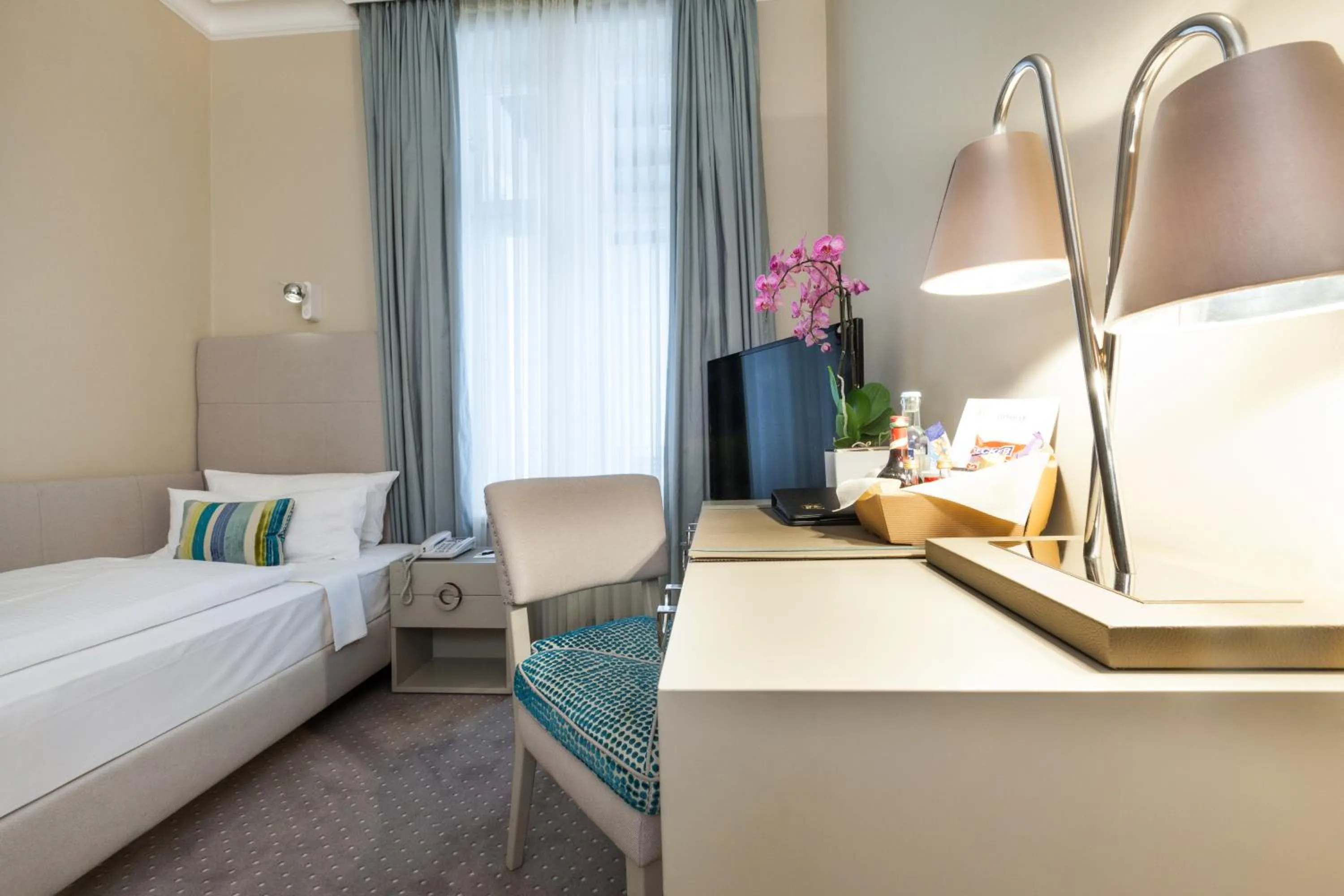 Photo of the whole room, Bed in Hotel an der Oper