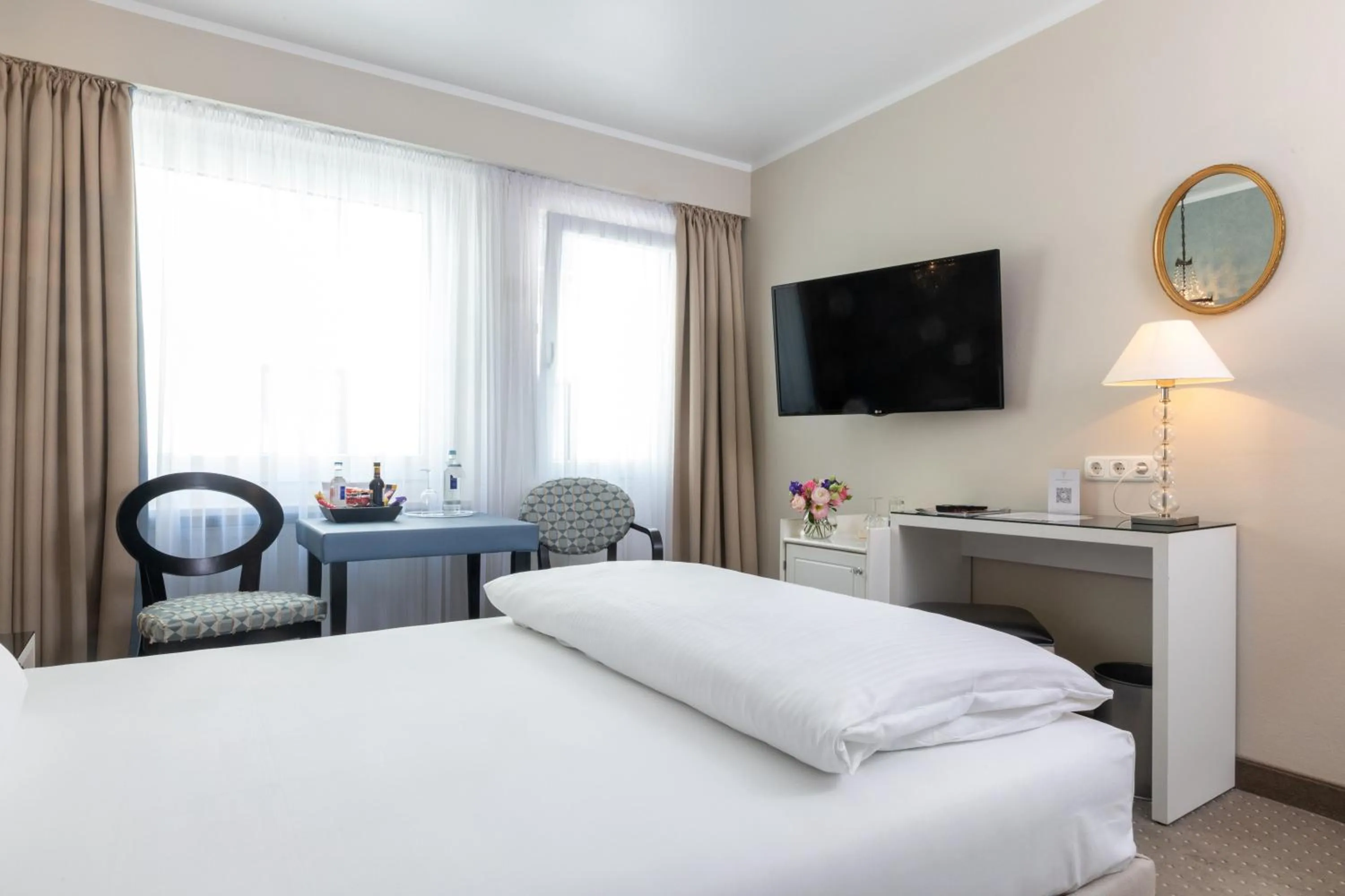 Photo of the whole room, Bed in Hotel an der Oper