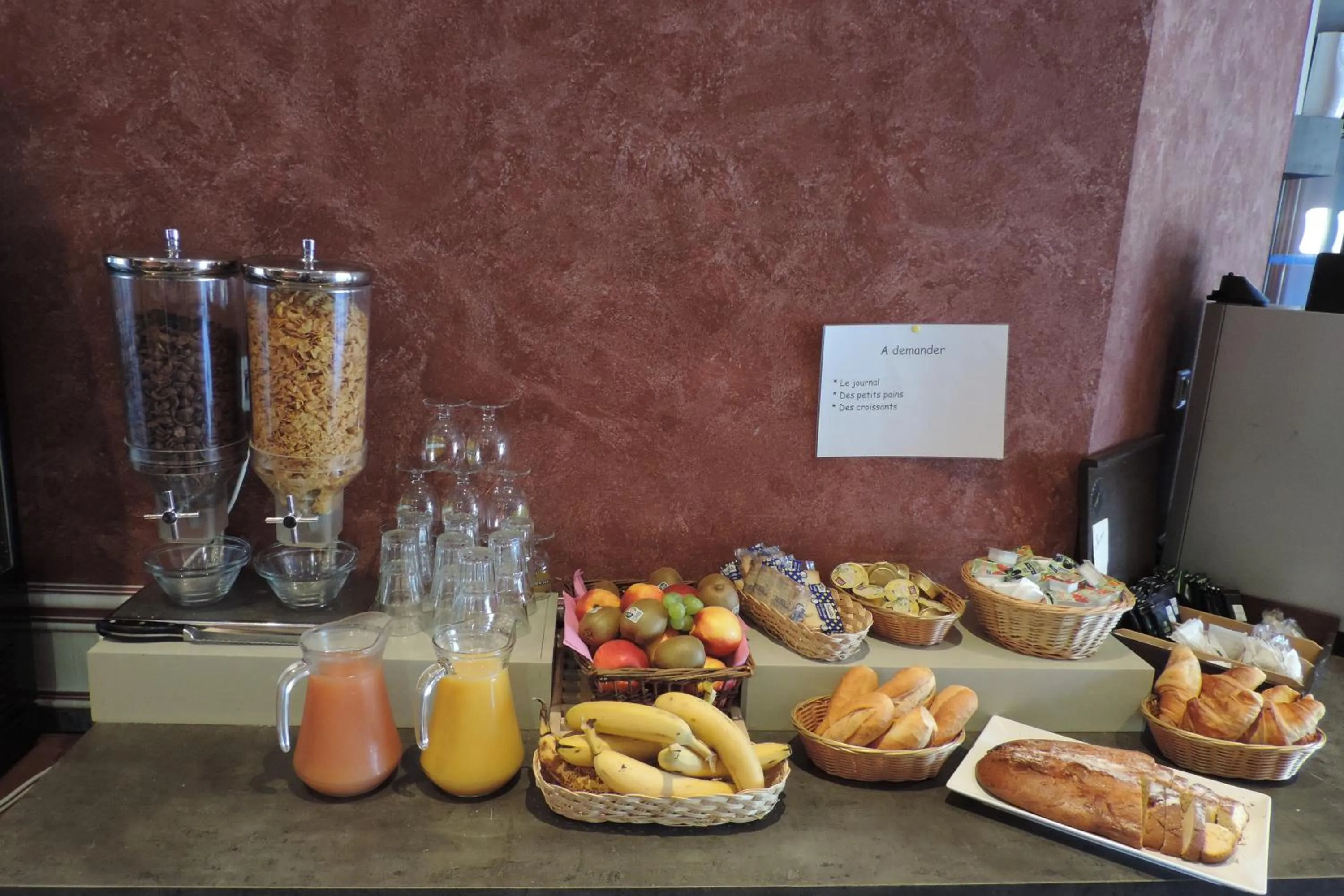 Continental breakfast in Hôtel de France