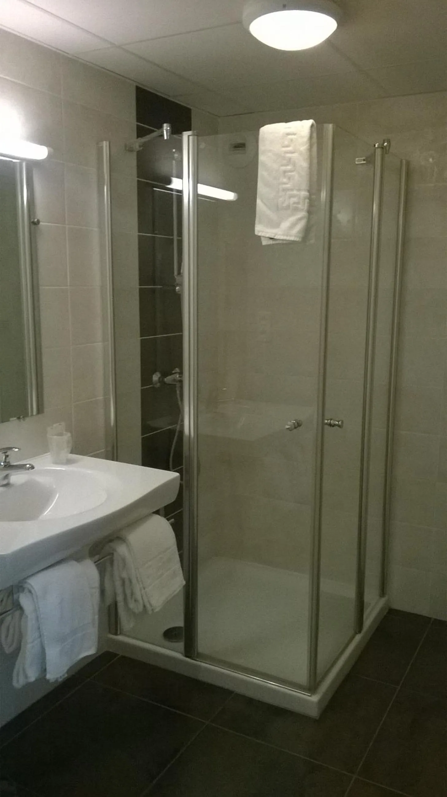 Shower in Hôtel de France